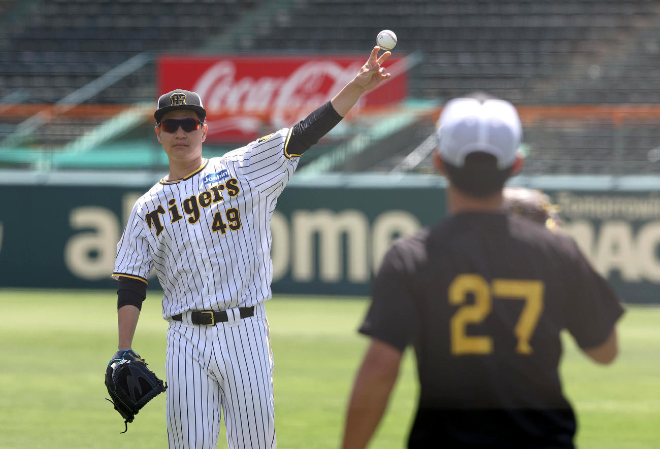 キャッチボールする大竹（左）と伊藤将（撮影・白石智彦）
