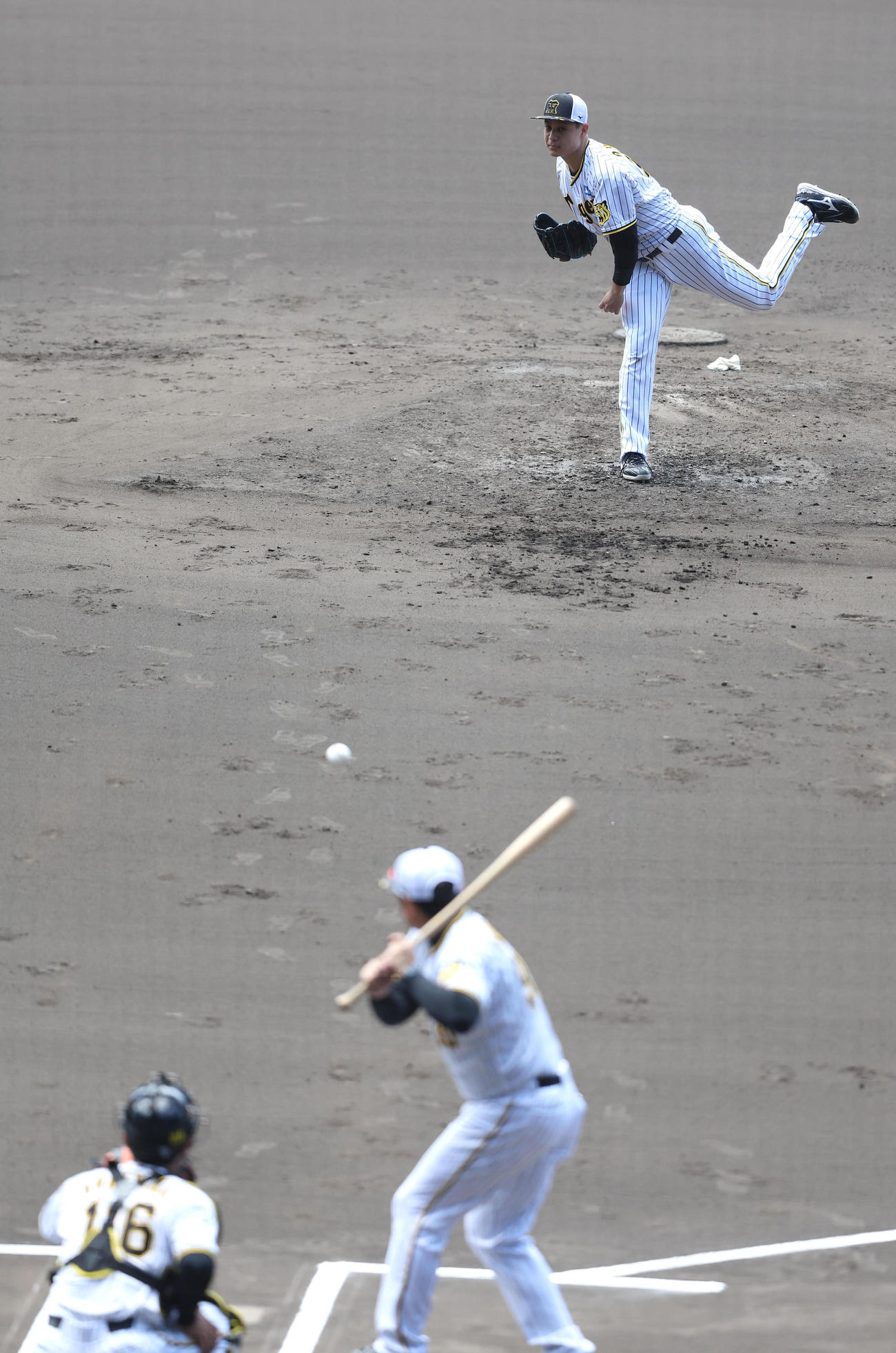 打席に久保田投手コーチ（中央）を立たせてマウンドから投球練習する大竹（撮影・白石智彦）