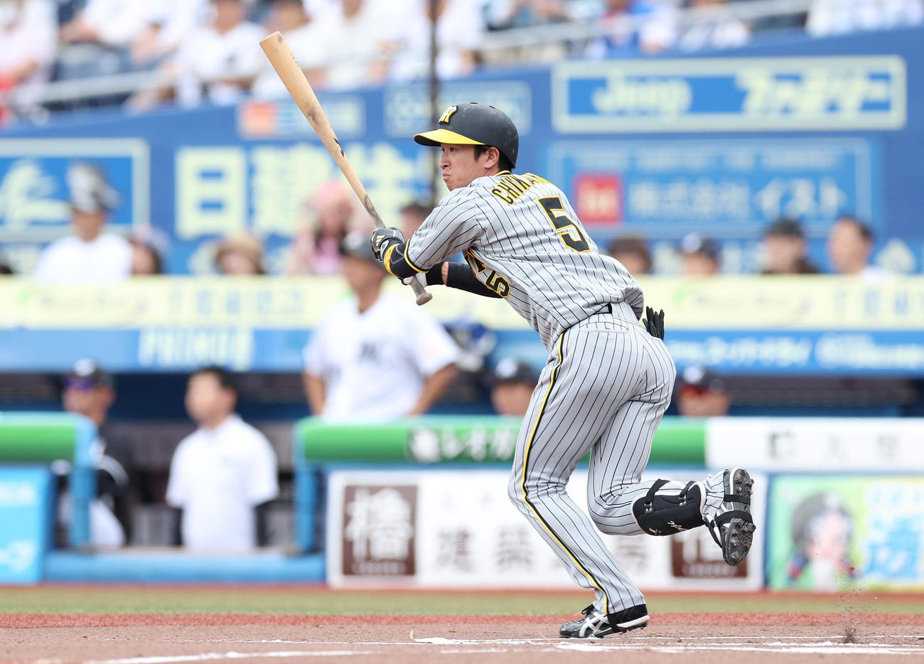 24年6月2日、ロッテ対阪神　1回表阪神2死、左中間へ二塁打を放つ近本光司