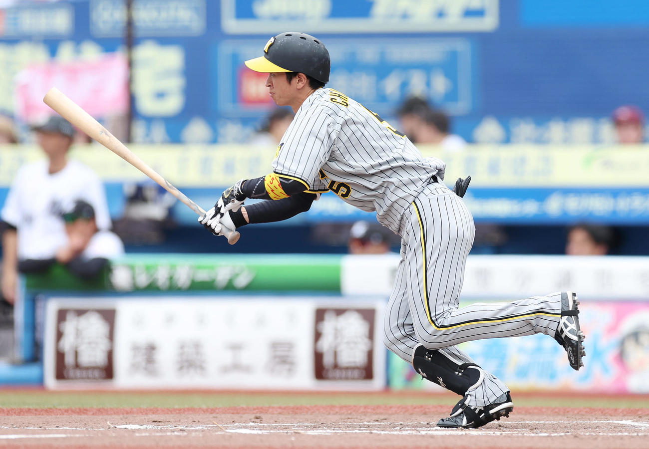 24年6月2日、ロッテ対阪神　4回表阪神無死、右前打を放つ近本光司