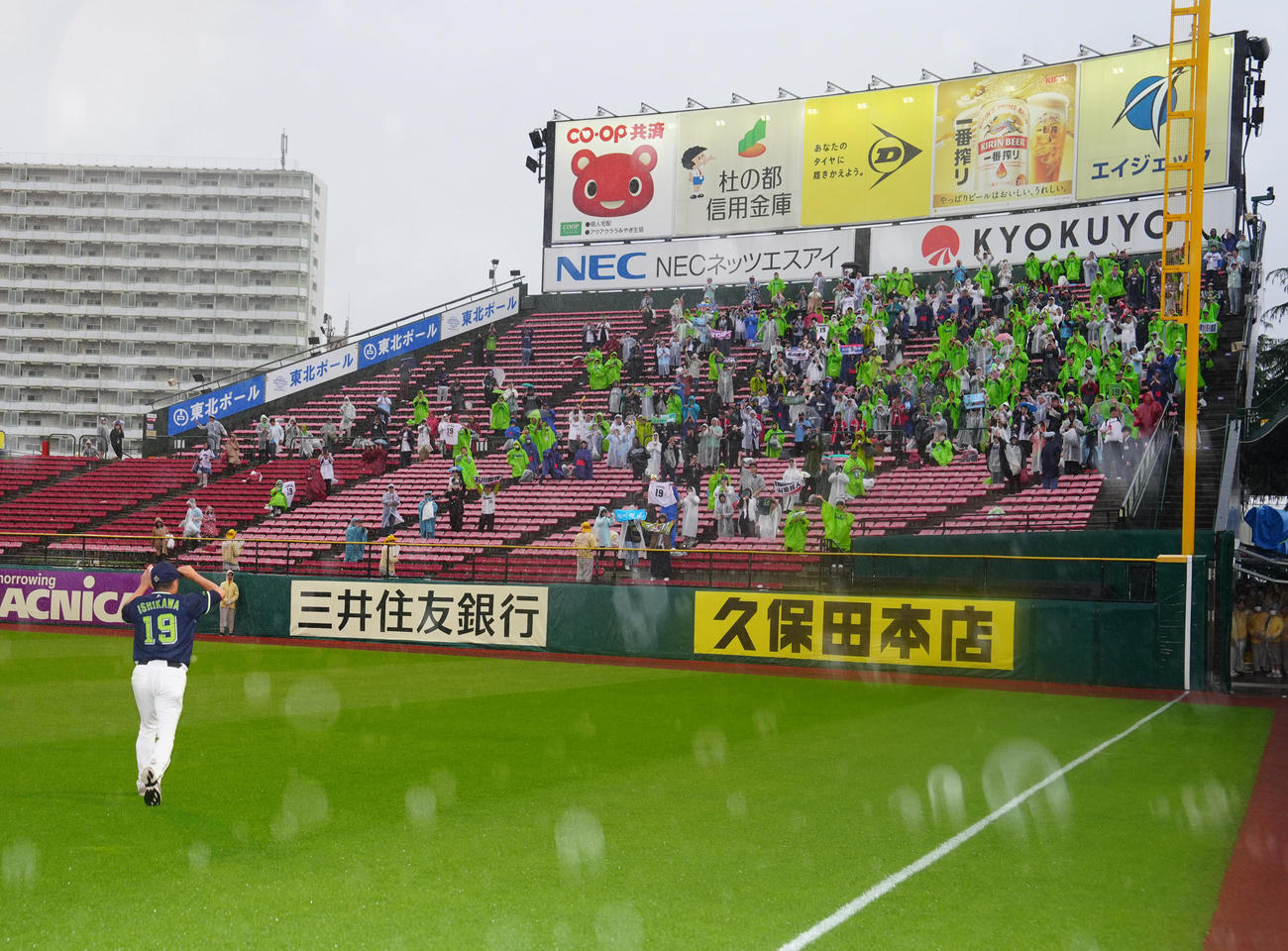 楽天対ヤクルト　試合後、ヤクルトファンにあいさつする石川（2024年6月2日撮影）