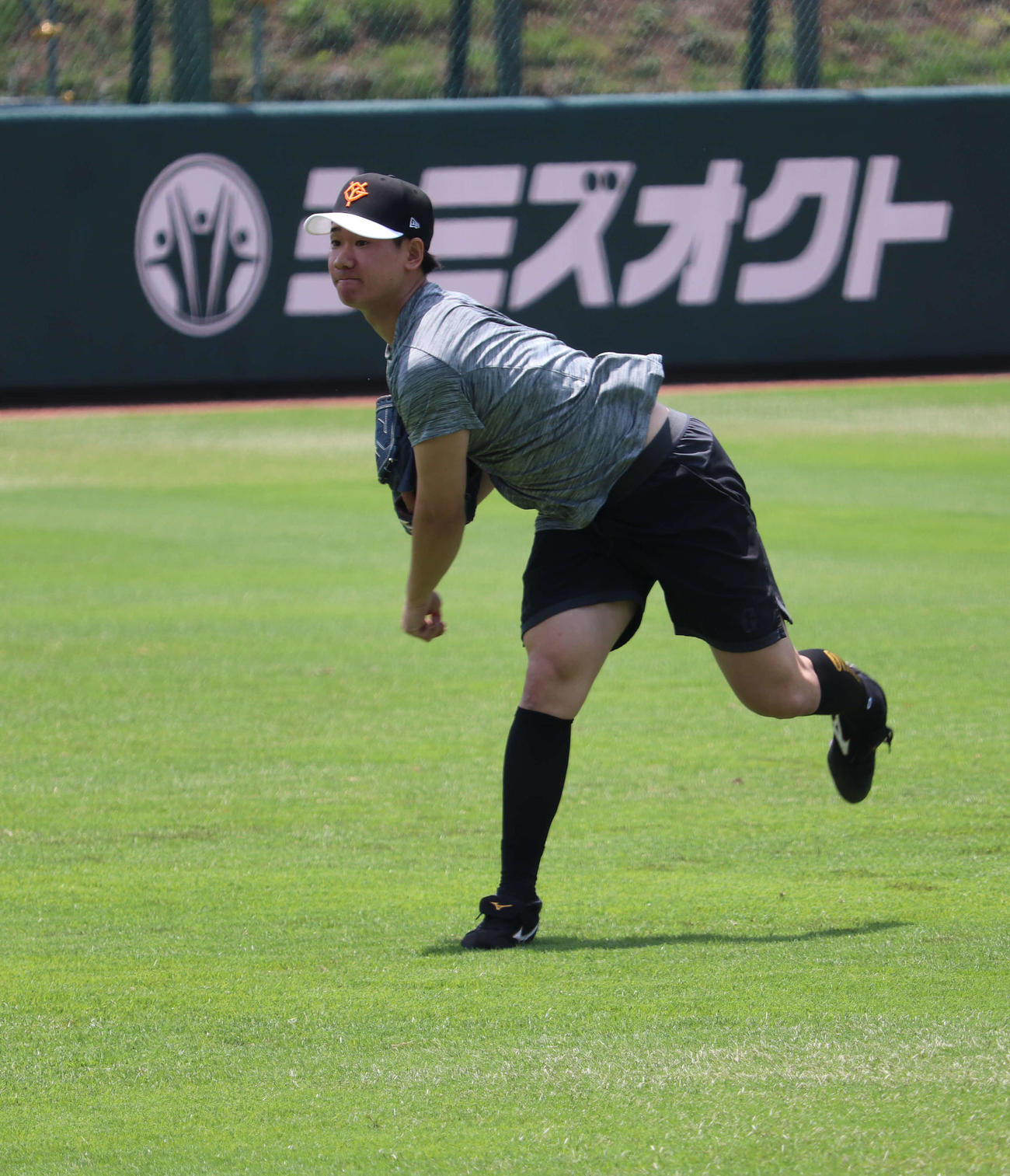 キャッチボールを行う巨人井上