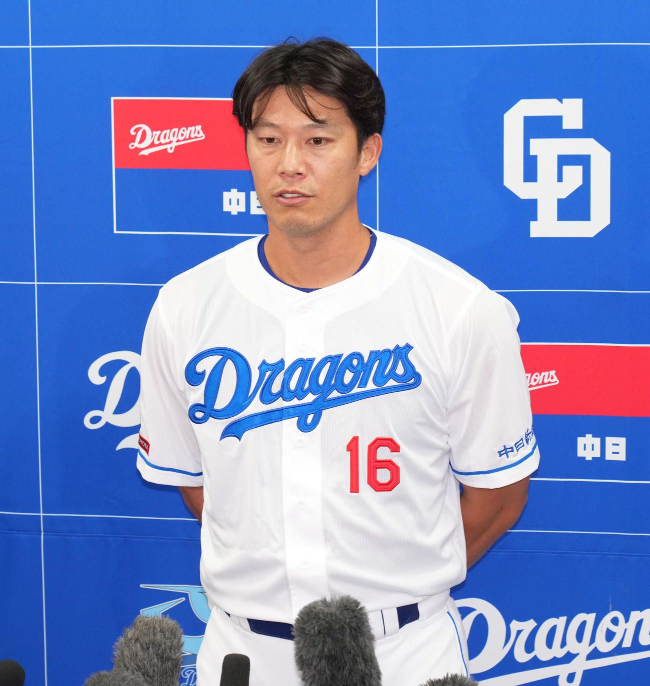 中日対ソフトバンク　試合前、支配下登録を受け会見する中日岩崎翔（撮影・森本幸一）