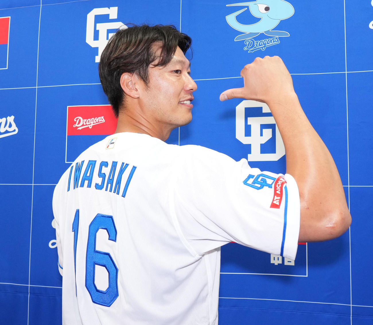 中日対ソフトバンク　試合前、支配下登録を受け会見終え復帰した背番号「16」を指しポーズを決める中日岩崎翔（撮影・森本幸一）