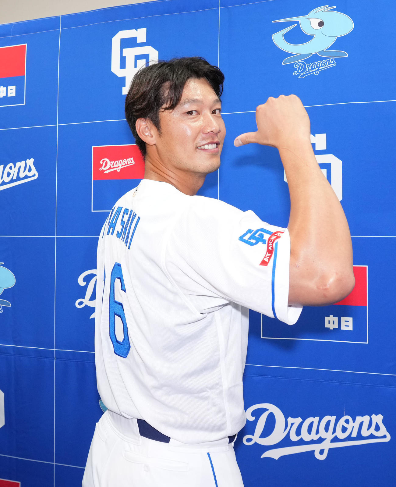 中日対ソフトバンク　試合前、支配下登録を受け会見終え復帰した背番号「16」を指しポーズを決める岩崎（撮影・森本幸一）