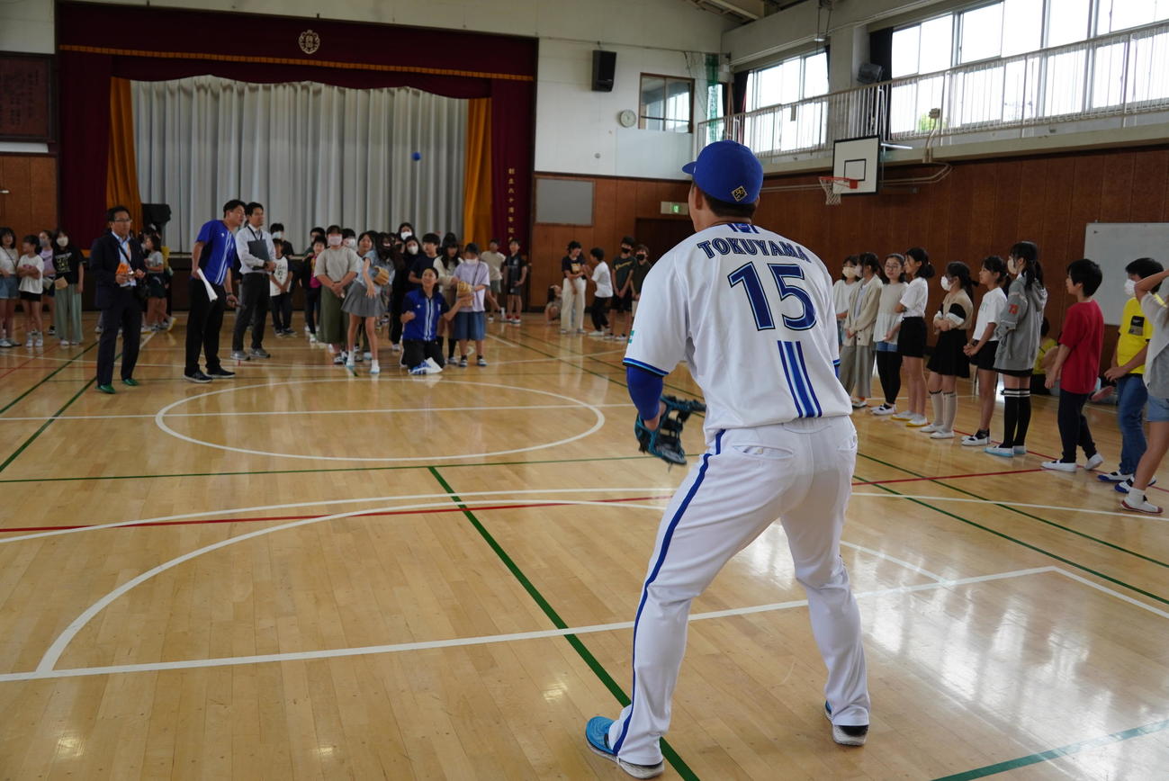「星に願いを」企画で横浜市南区の蒔田小学校を訪問したDeNA徳山（右手前）（球団提供）
