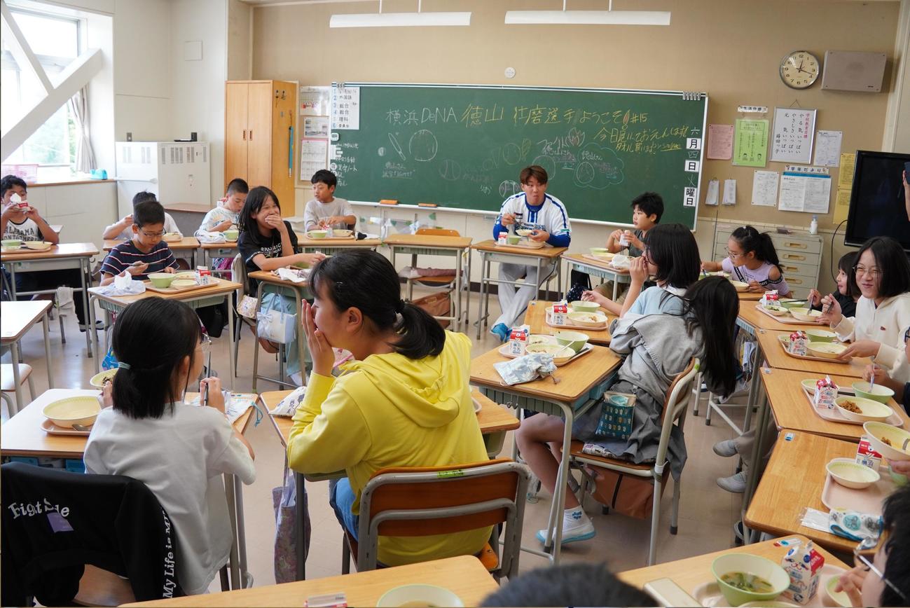 「星に願いを」企画で横浜市南区の蒔田小学校を訪問したDeNA徳山（真ん中奥）（球団提供）