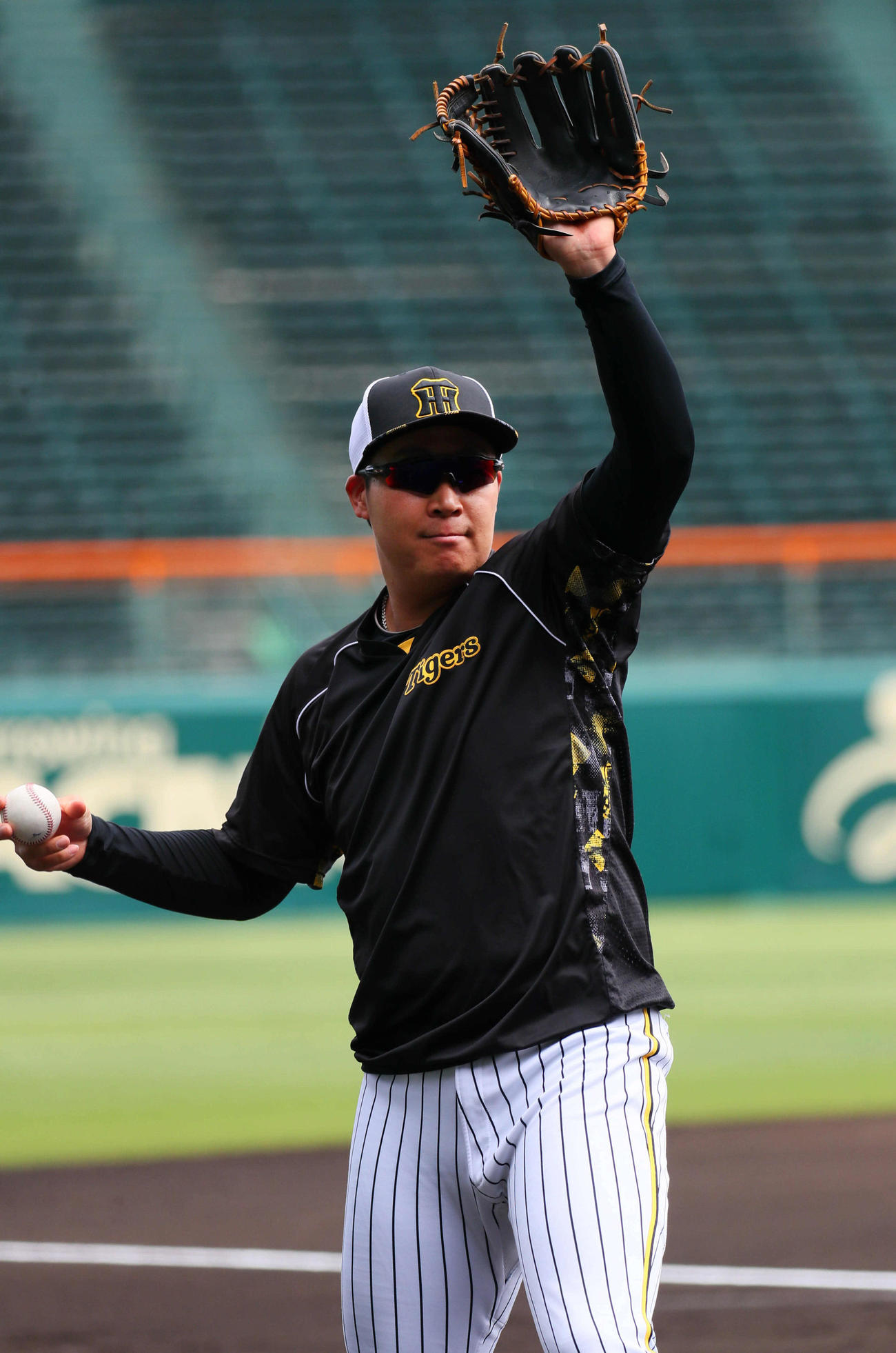 阪神対楽天　三塁用グラブでキャッチボールする大山（撮影・宮崎幸一）