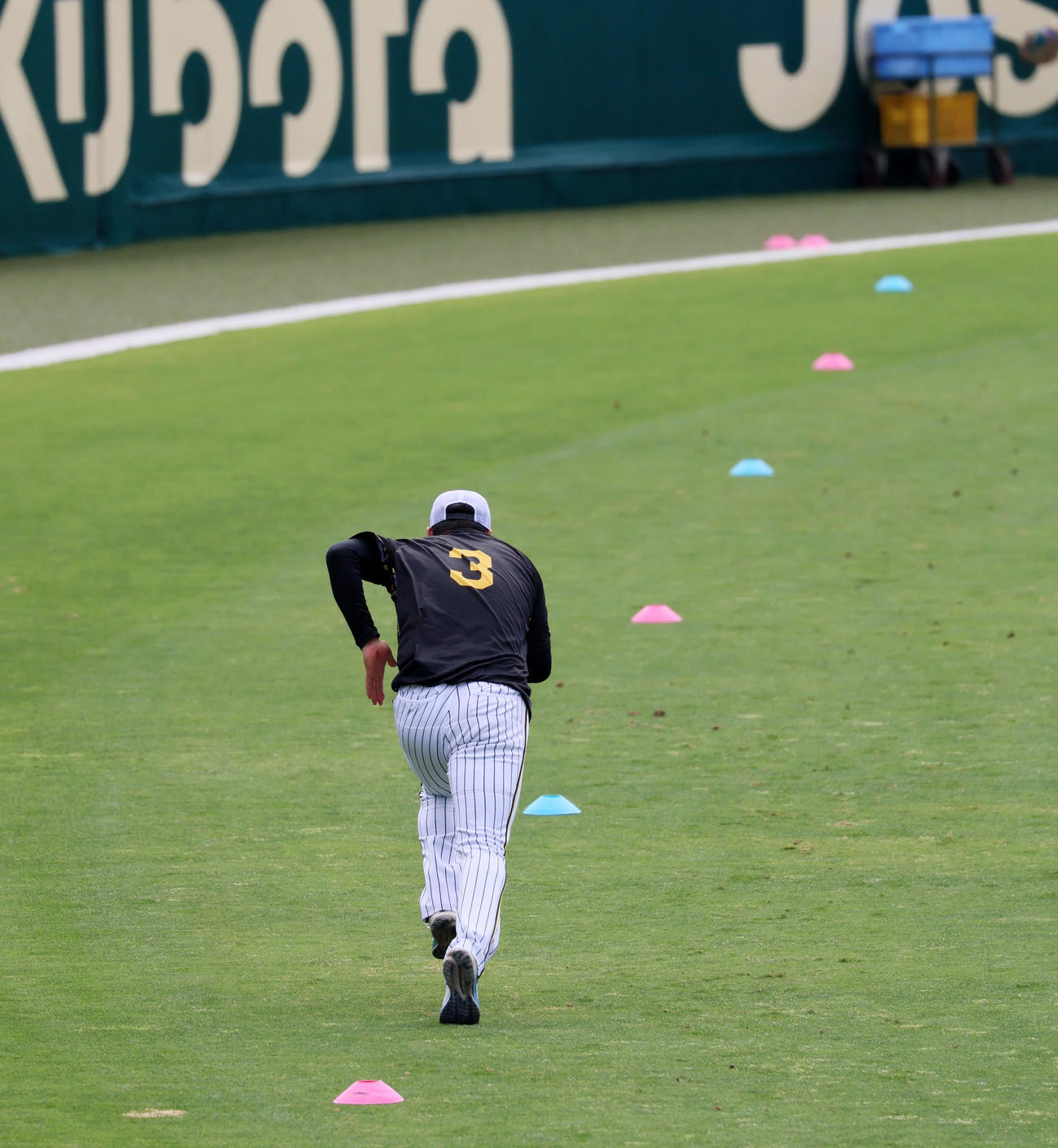阪神対楽天　外野でダッシュする大山（撮影・加藤哉）