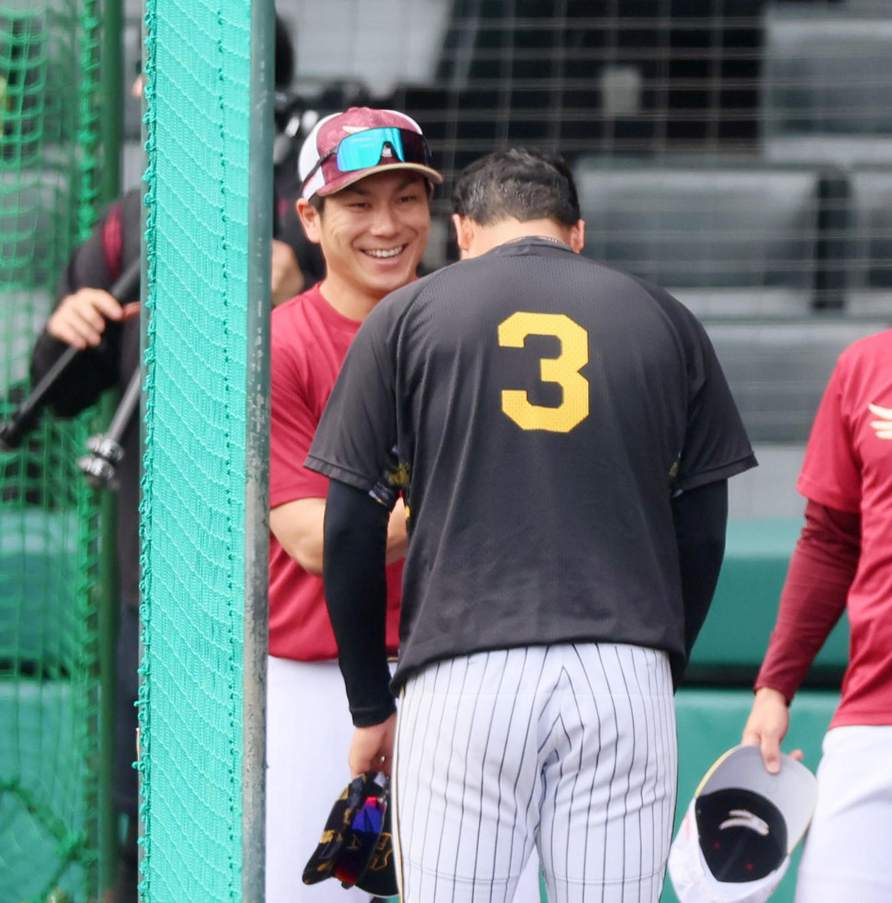 阪神対楽天　大山（右）と談笑する太田（撮影・加藤哉）