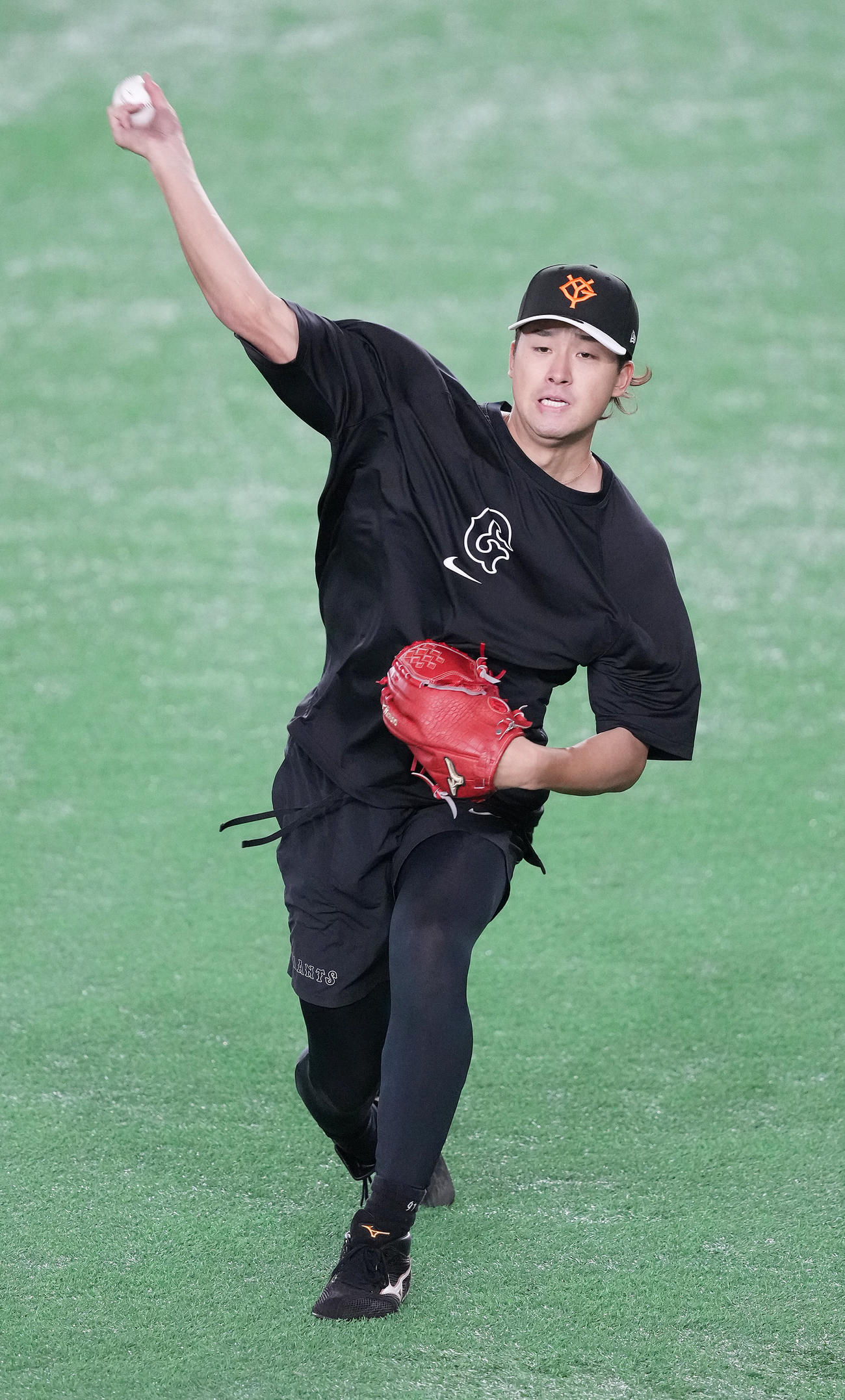 巨人対ロッテ　試合前練習でキャッチボールする巨人堀田（撮影・鈴木みどり）