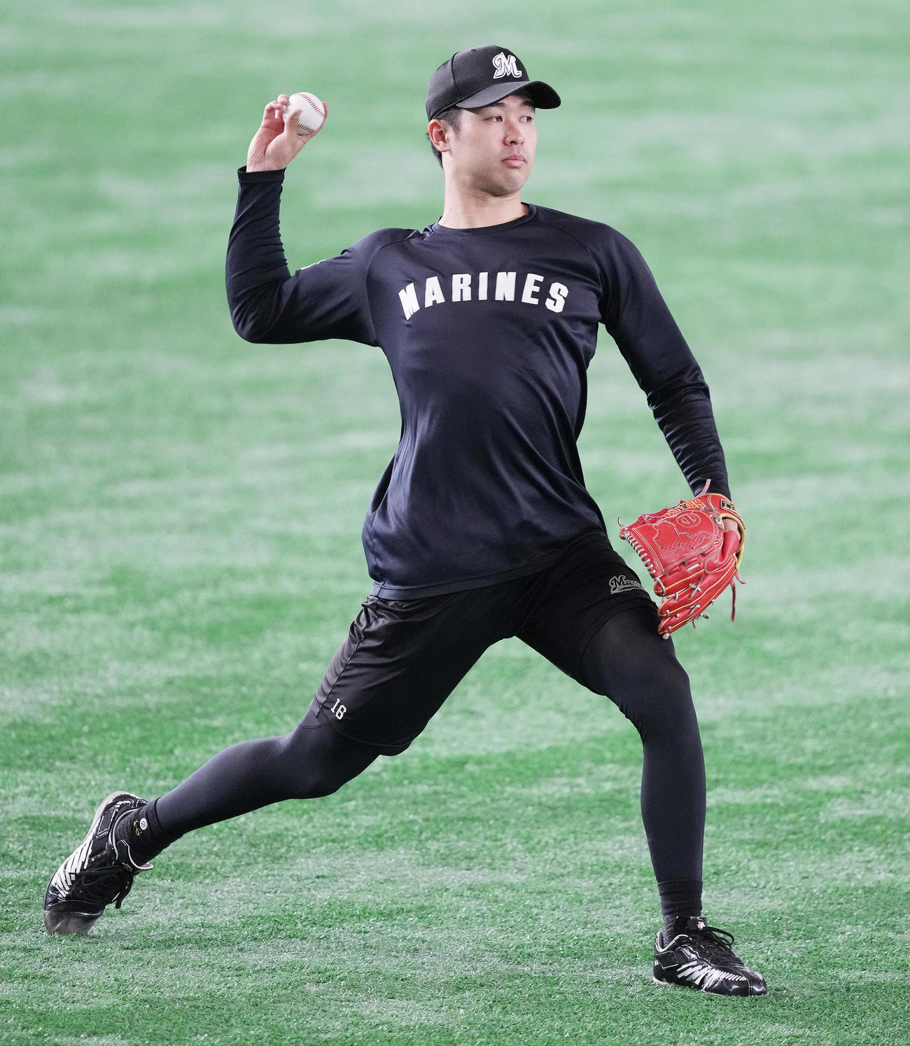 巨人対ロッテ　試合前練習でキャッチボールするロッテ種市（撮影・鈴木みどり）