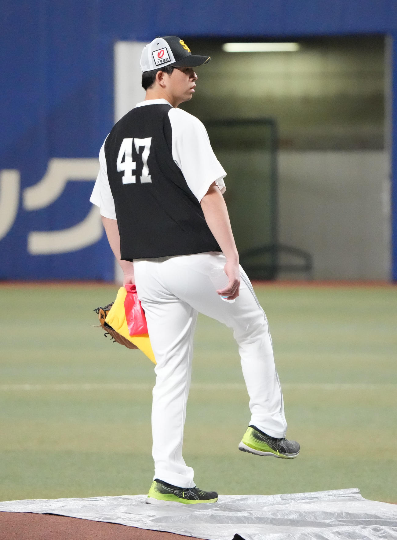 中日対ソフトバンク　試合前、マウンドを確かめる大関（撮影・森本幸一）