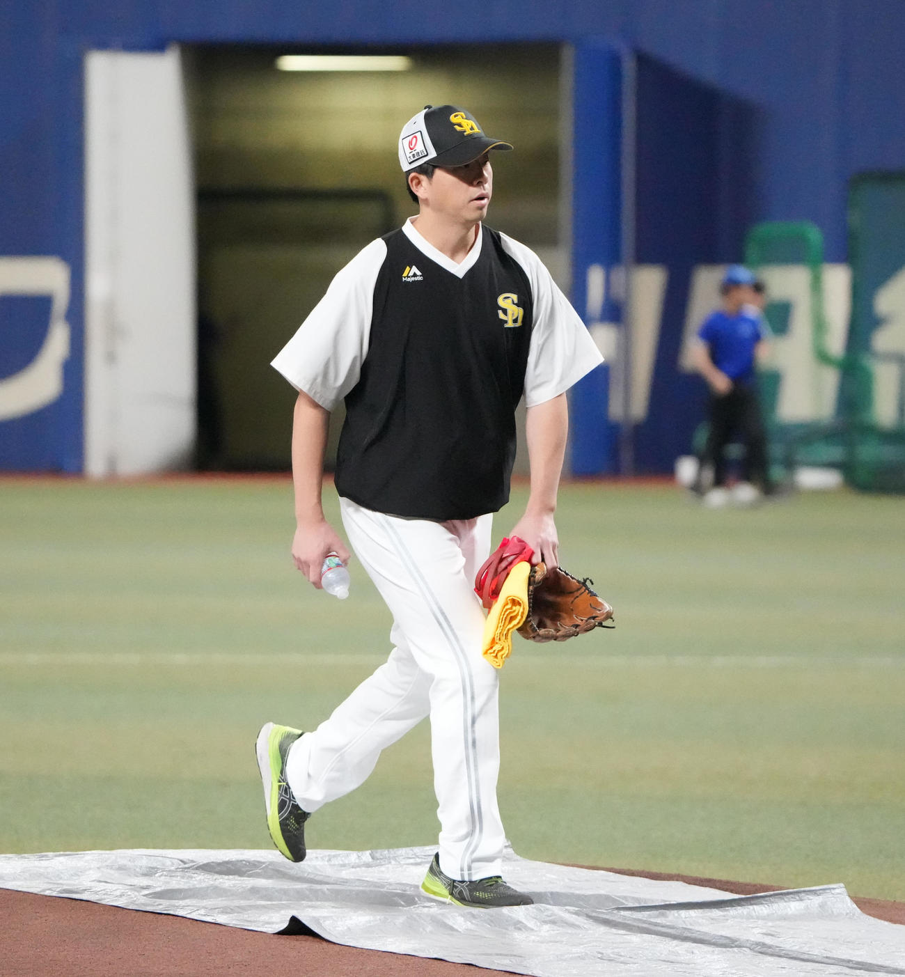 中日対ソフトバンク　試合前、マウンドを確かめる大関（撮影・森本幸一）
