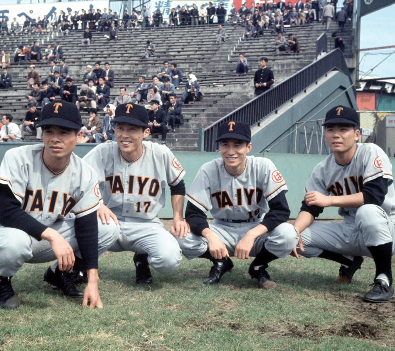1960年、記念撮影する大洋の投手陣。左から大石正彦、秋山登、鈴木隆、島田源太郎