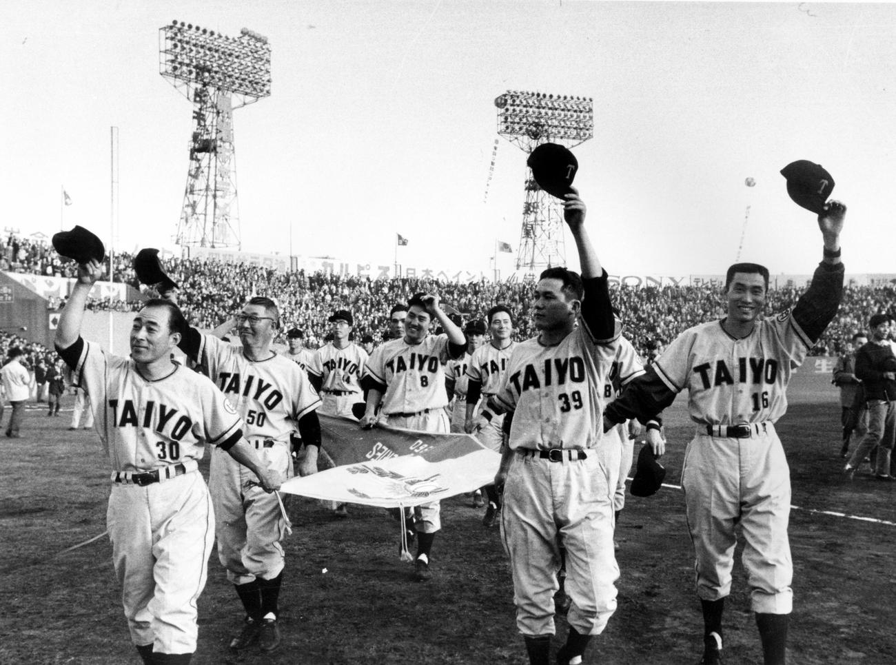 60年　大洋が前年最下位から日本一となり球場内をパレードする宮崎剛、谷口五郎両コーチ、桑田武、土井淳兼任コーチ、鈴木隆