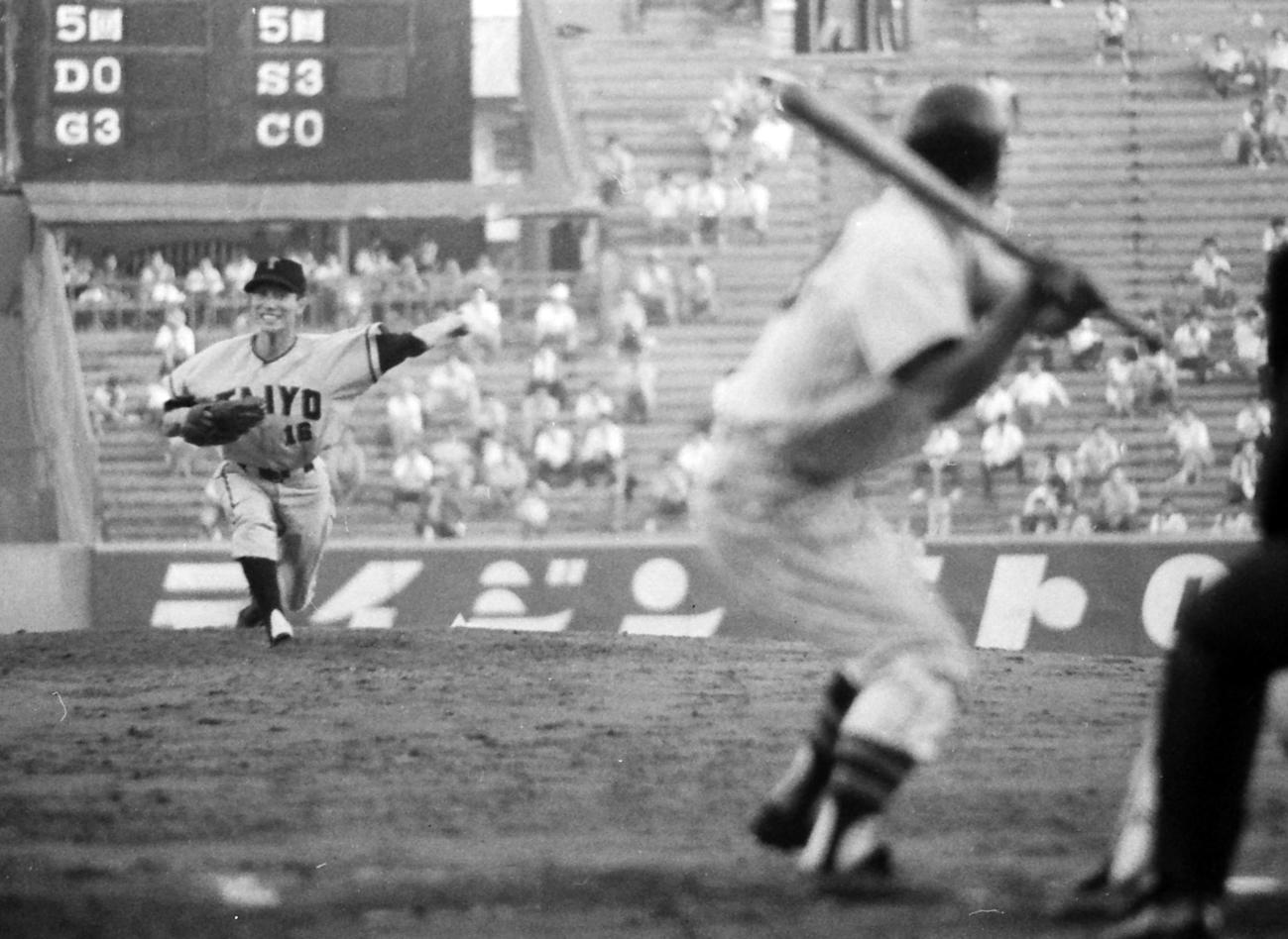 1964年7月5日、甲子園球場での阪神戦で力投する鈴木隆さん