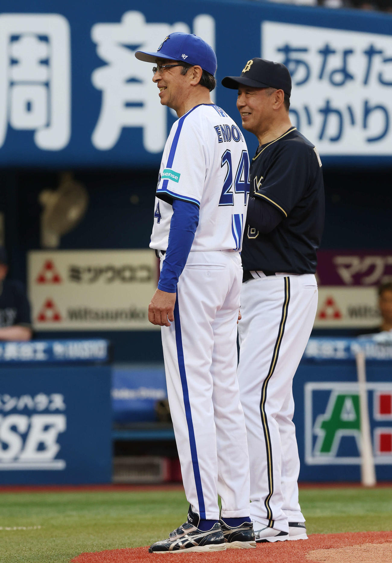 DeNA対オリックス　OB1打席対決を行った遠藤氏（左）と松永氏（撮影・宮地輝）