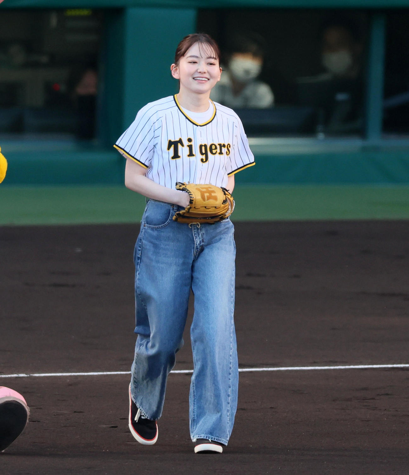 阪神対楽天　始球式を行った俳優の山田杏奈（撮影・加藤哉）