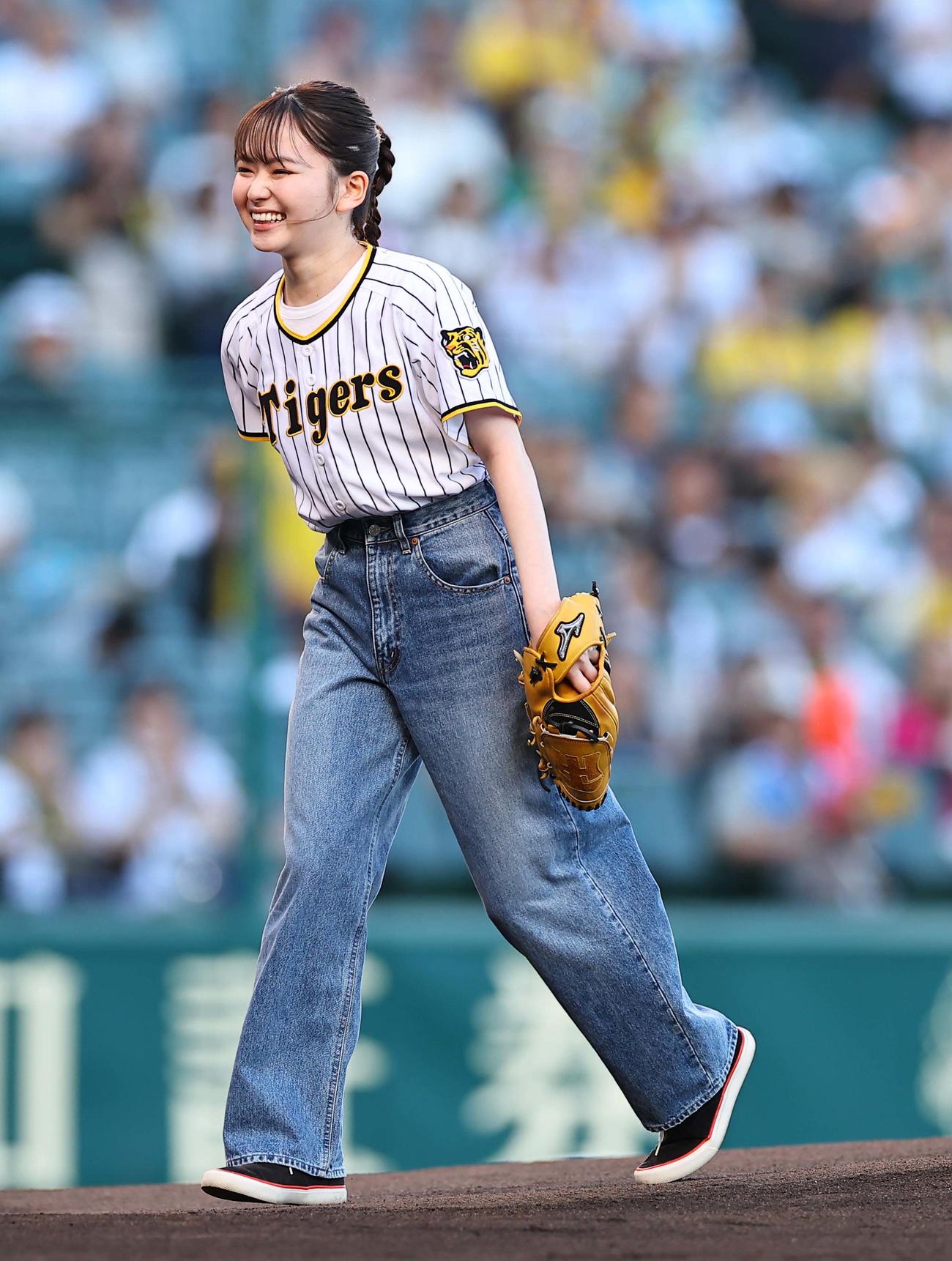 阪神対楽天　始球式を務める山田杏奈（撮影・上田博志）