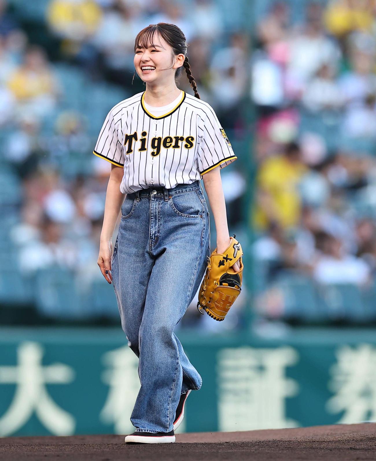 阪神対楽天　始球式を務める山田杏奈（撮影・上田博志）