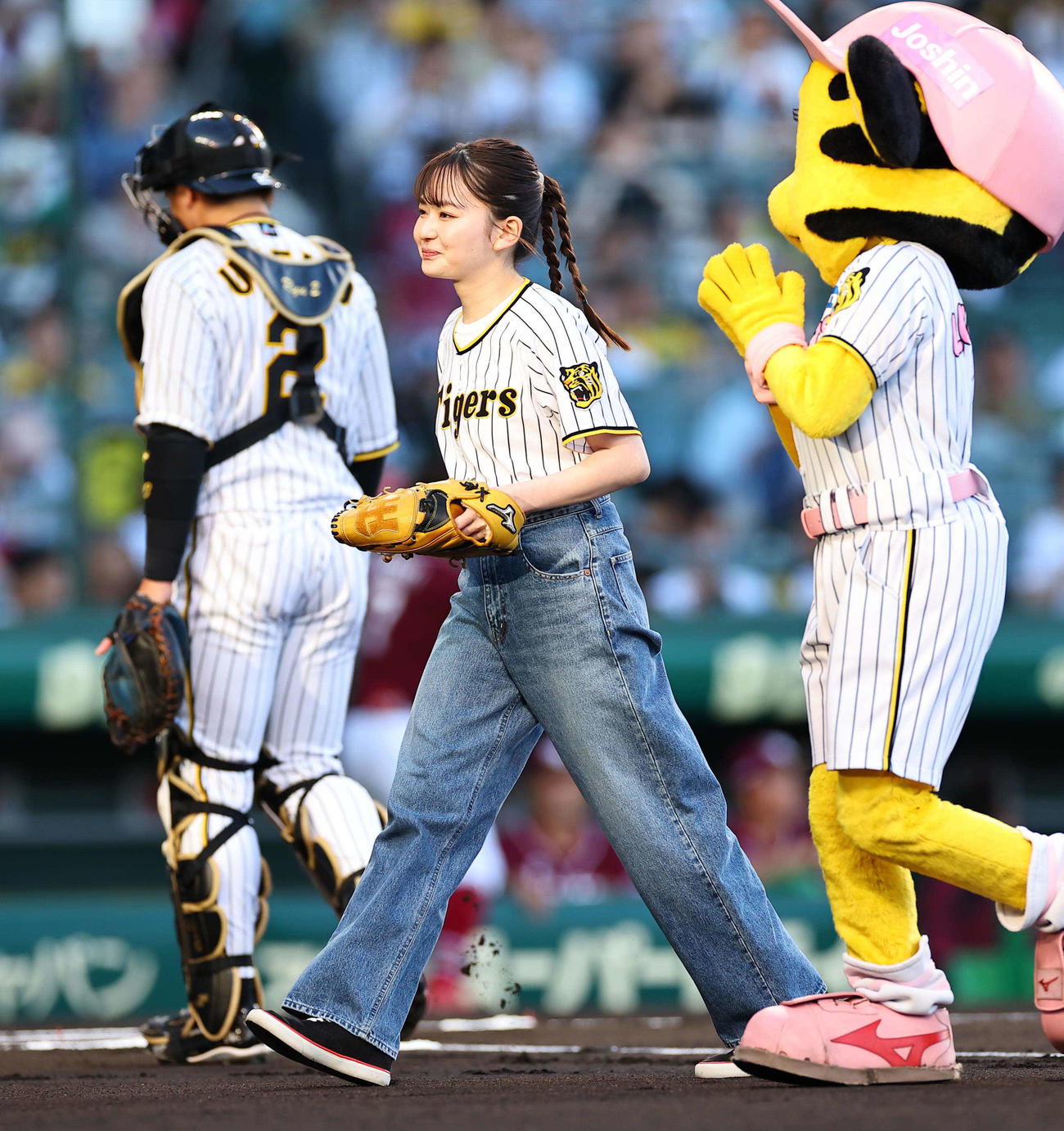 阪神対楽天　始球式を務める山田杏奈（撮影・上田博志）
