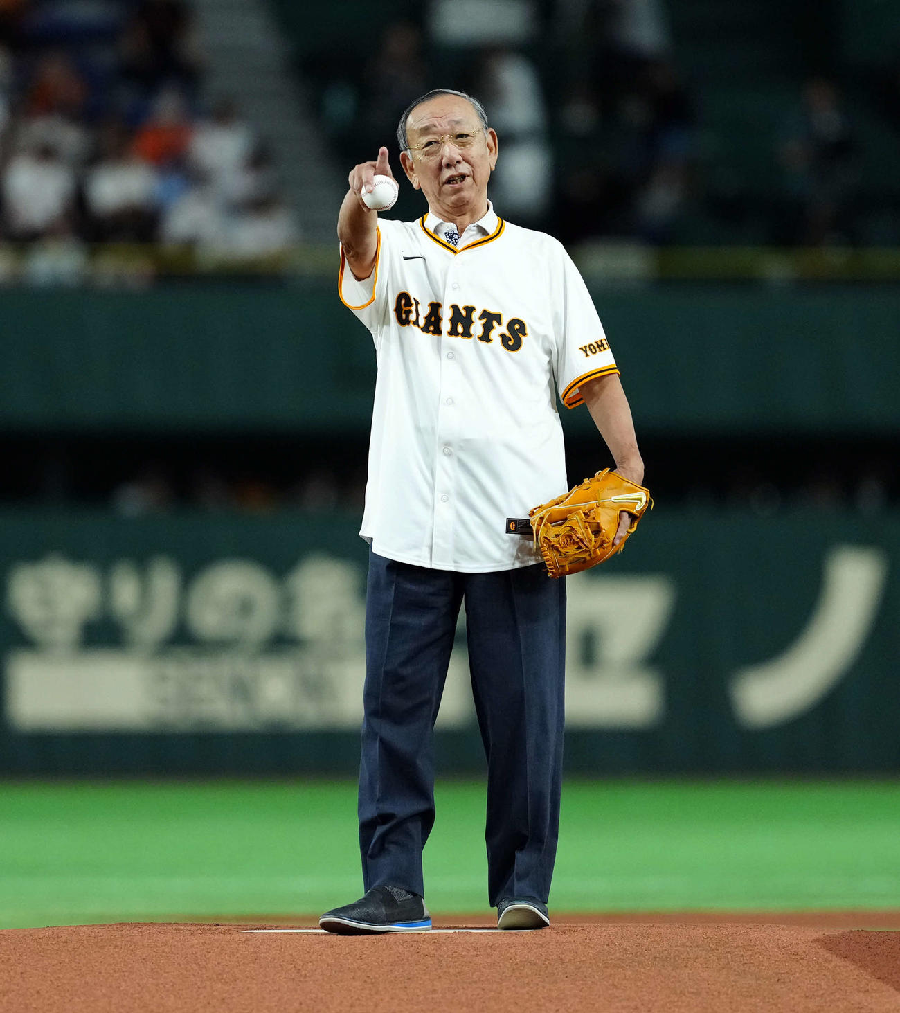 巨人対ロッテ　ファーストピッチを務めた堀内氏（撮影・たえ見朱実）