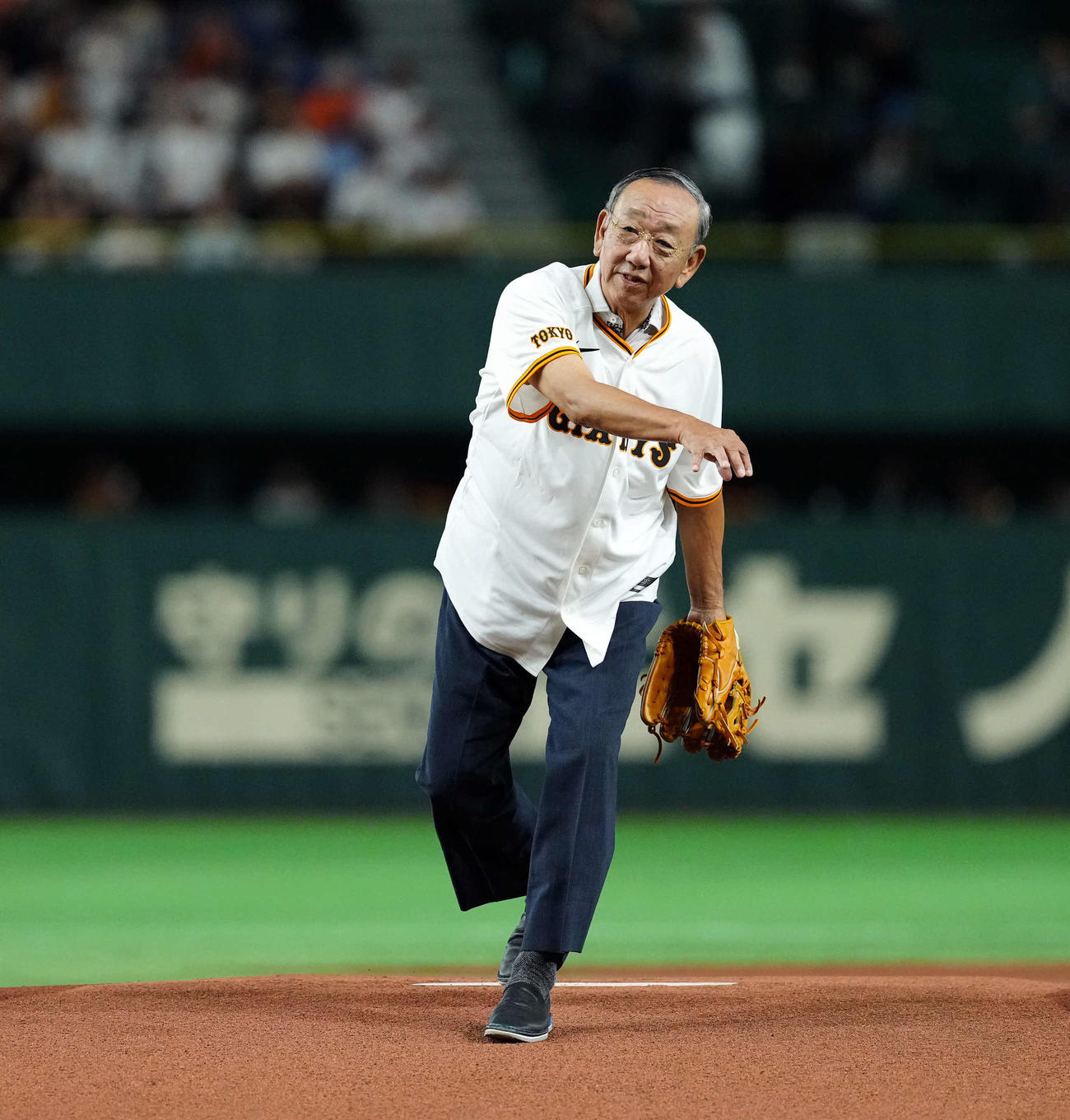 巨人対ロッテ　ファーストピッチを務めた堀内氏（撮影・たえ見朱実）