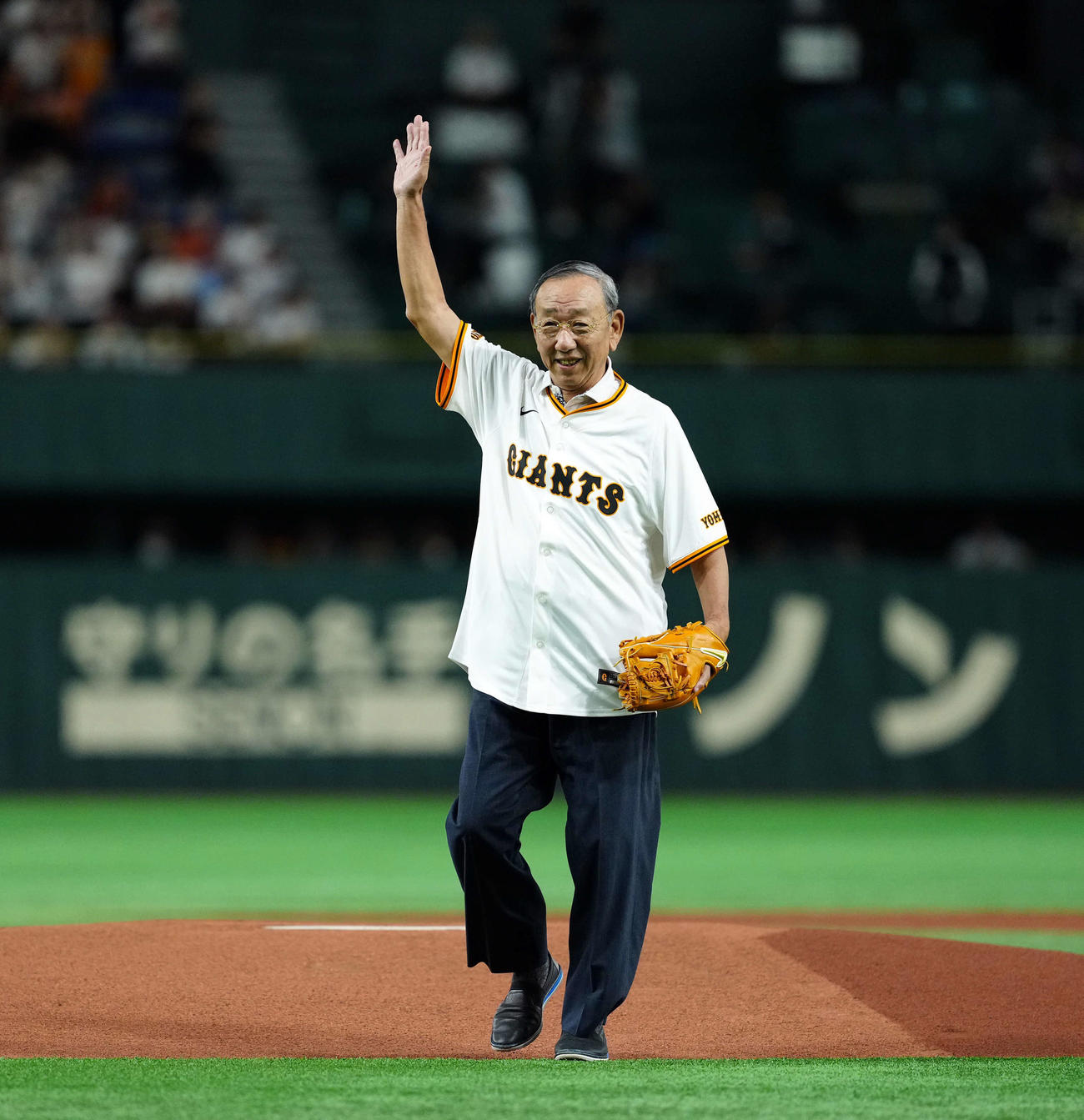 巨人対ロッテ　ファーストピッチを務めた堀内氏（撮影・たえ見朱実）