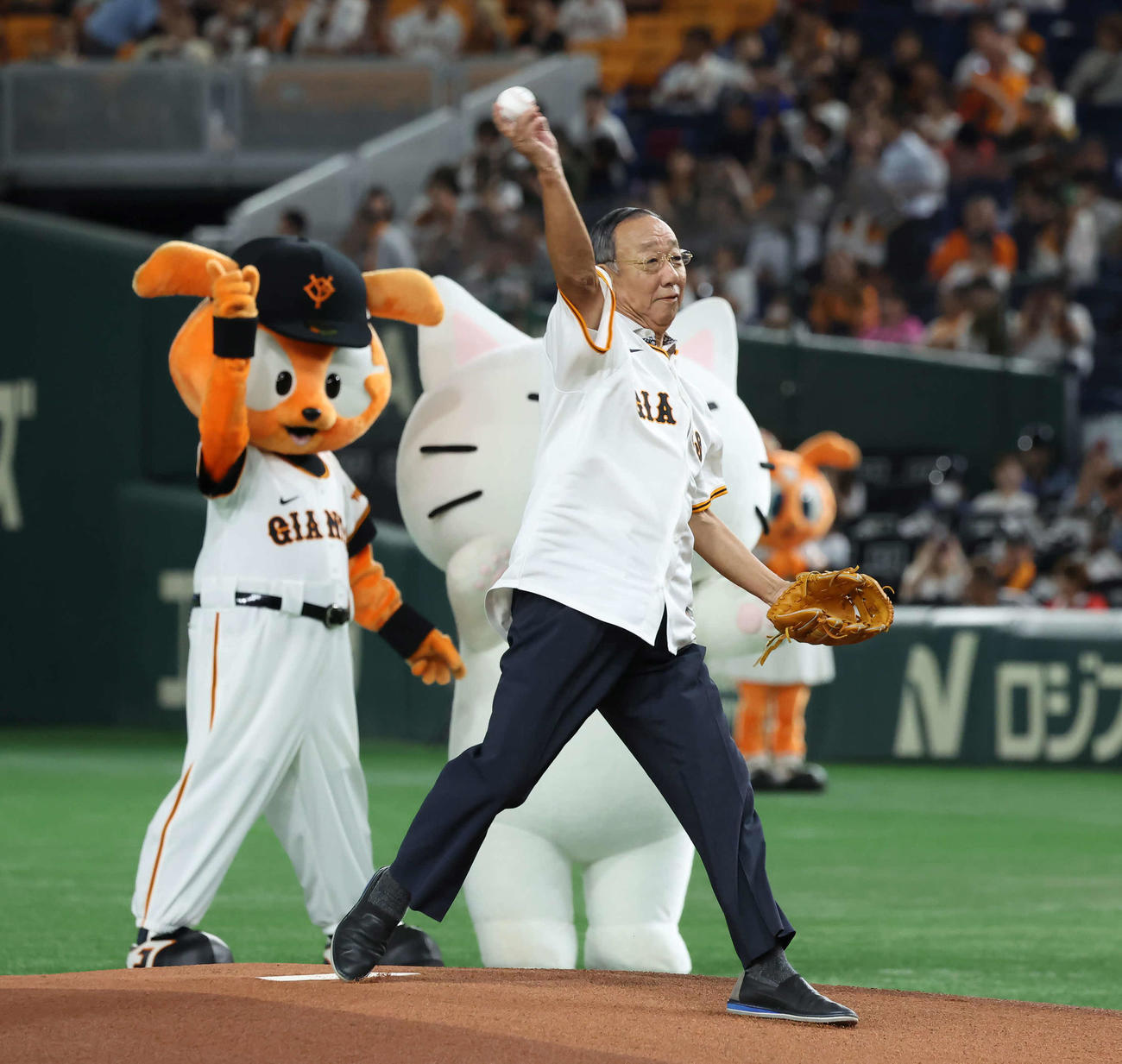 巨人対ロッテ　始球式を務めた堀内さん（撮影・丹羽敏通）