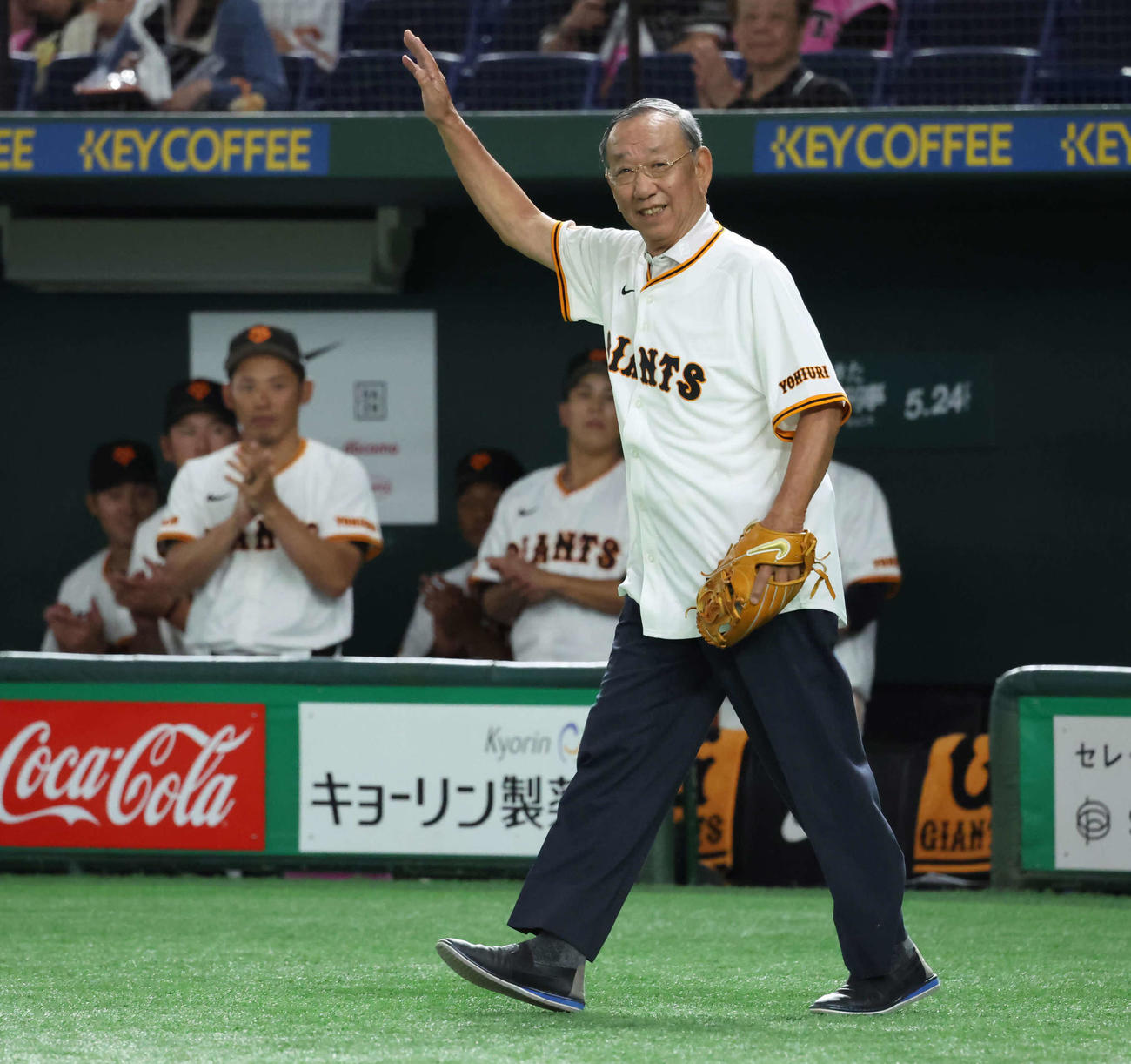 巨人対ロッテ　マウンドへ向かう堀内さん（撮影・丹羽敏通）