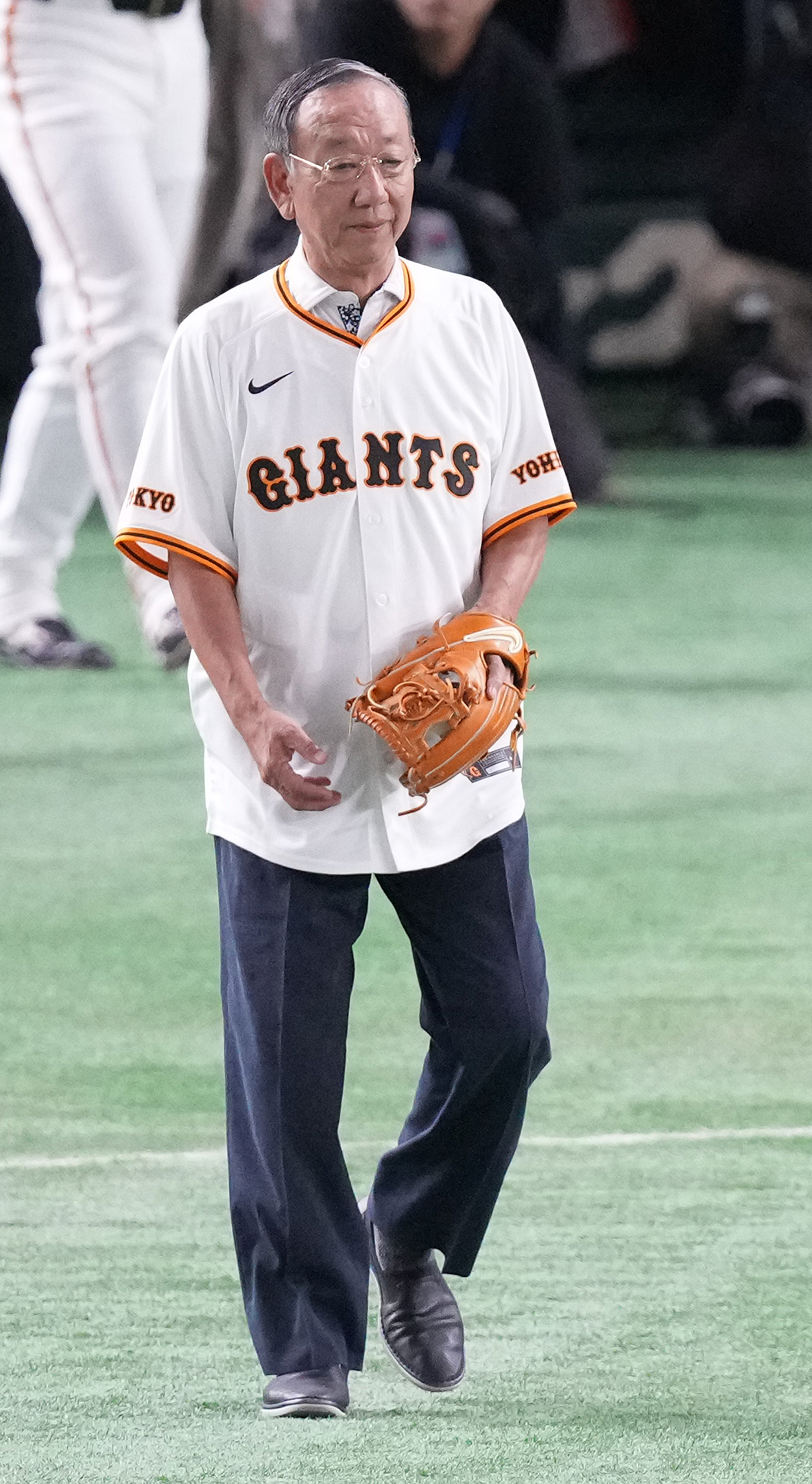 巨人対ロッテ　始球式に向かう堀内恒夫氏（撮影・鈴木みどり）