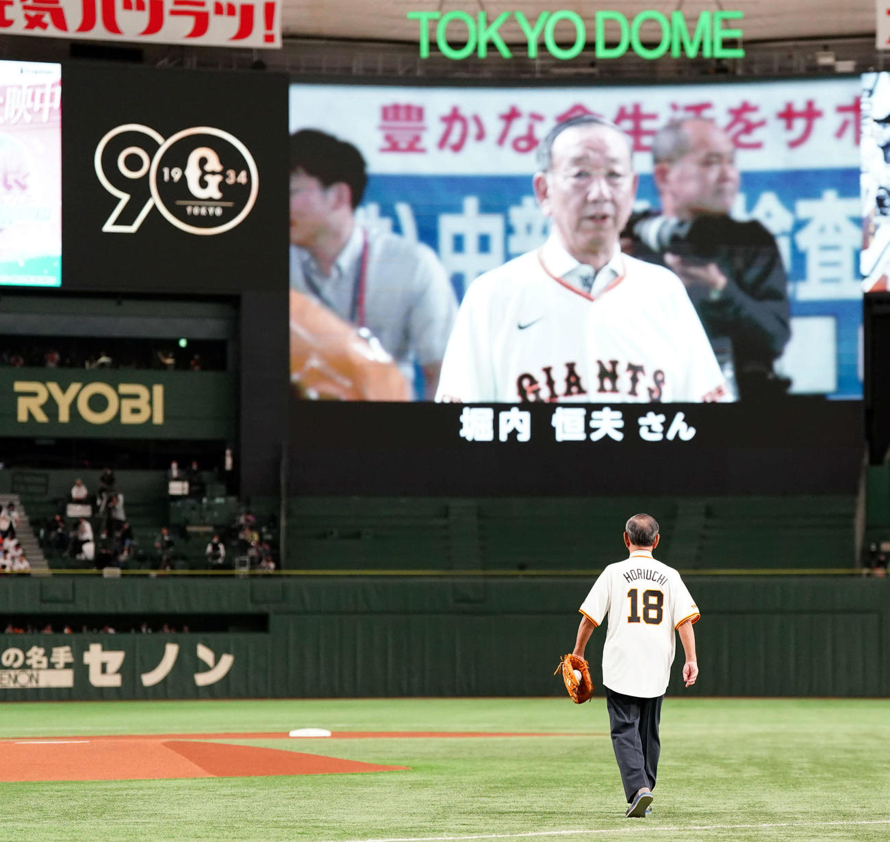 巨人対ロッテ　背番号「18」を付けファーストピッチに臨んだ堀内氏（撮影・たえ見朱実）