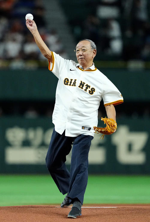 巨人】OB堀内恒夫氏が始球式でノーバン投球「栄光の18番つけてやれたの