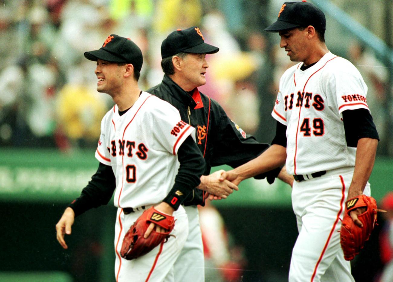 1996年7月9日、9者連続安打のプロ野球タイ記録をマークし、広島に快勝した巨人長嶋茂雄監督はマリオを出迎える。左は川相昌弘