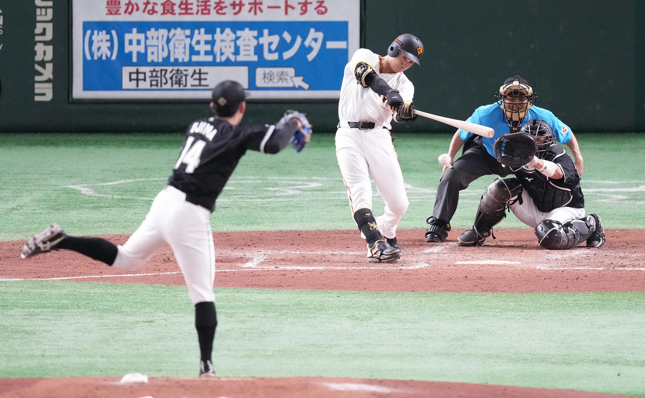 巨人対ロッテ　3回裏巨人無死満塁、右前適時打を放つ泉口。投手小島（撮影・鈴木みどり）