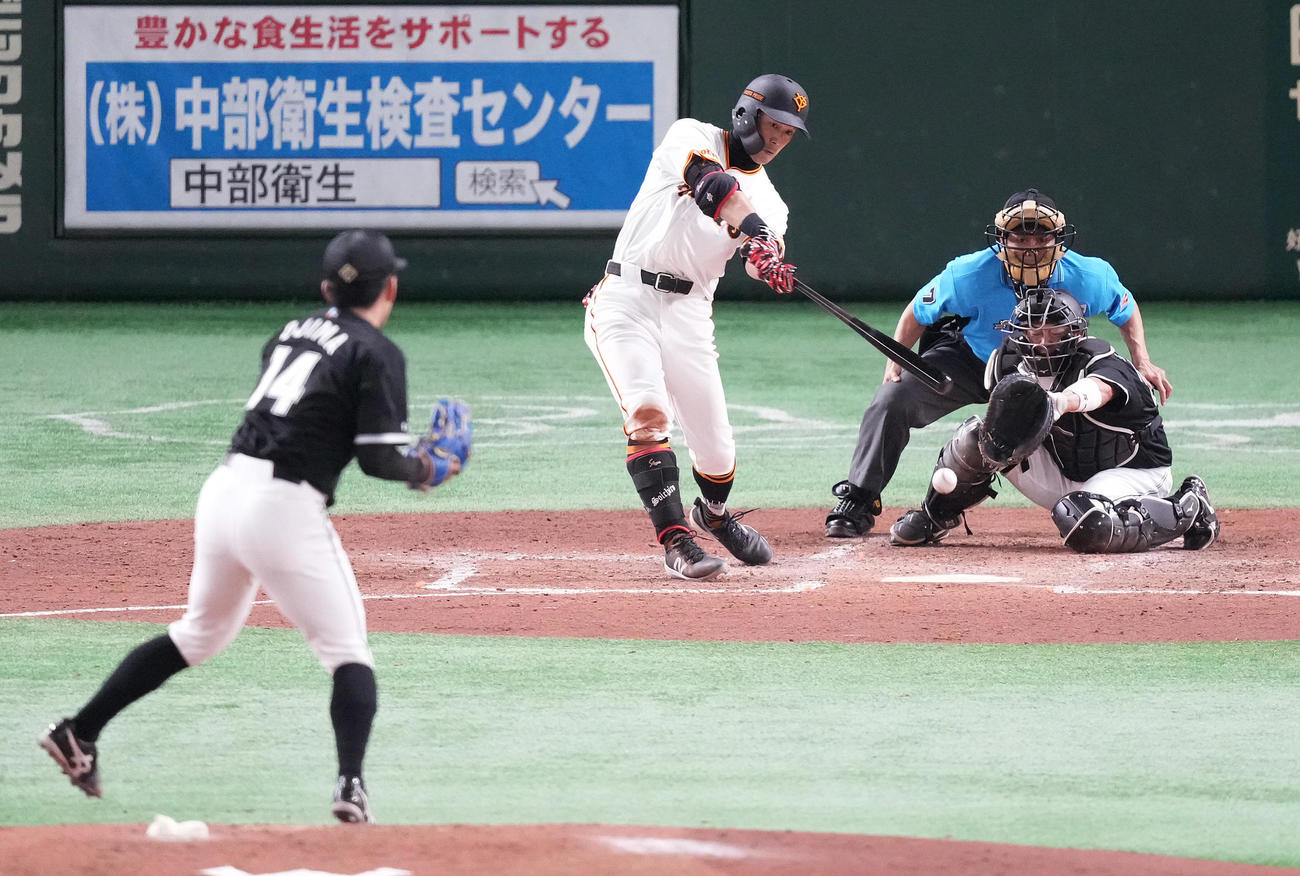 巨人対ロッテ　3回裏巨人無死満塁、中前適時打を放つ立岡。投手小島（撮影・鈴木みどり）