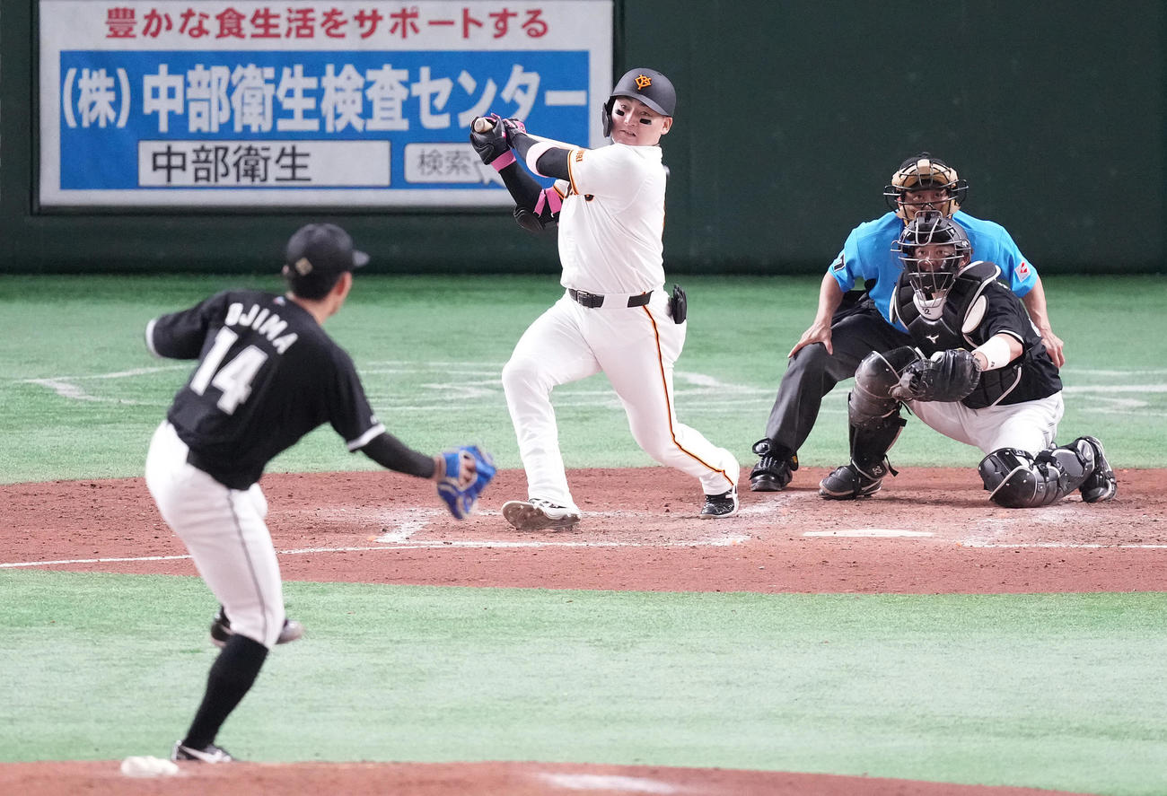 巨人対ロッテ　3回裏巨人無死満塁、左2点適時打を放つ丸。投手小島（撮影・鈴木みどり）