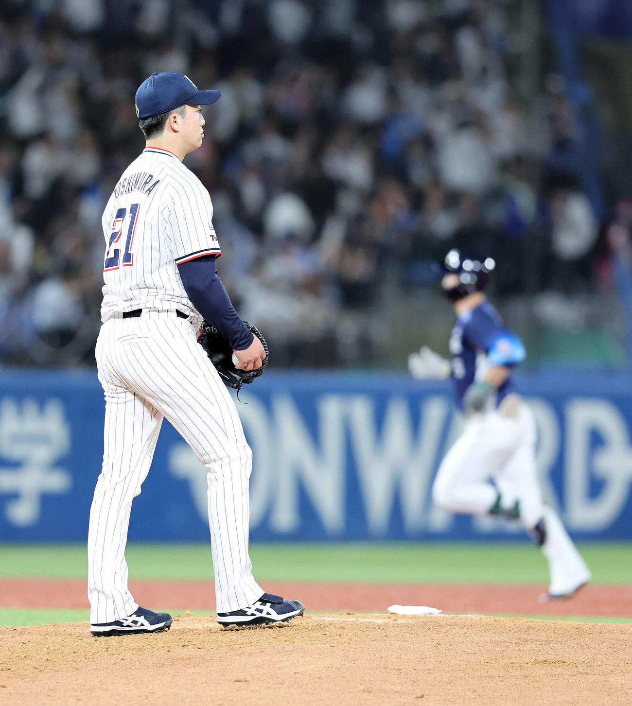 ヤクルト対西武　7回表西武無死、外崎（右）に左越えソロ本塁打を放たれ悔しそうな表情を見せるヤクルト吉村（撮影・鈴木正人）
