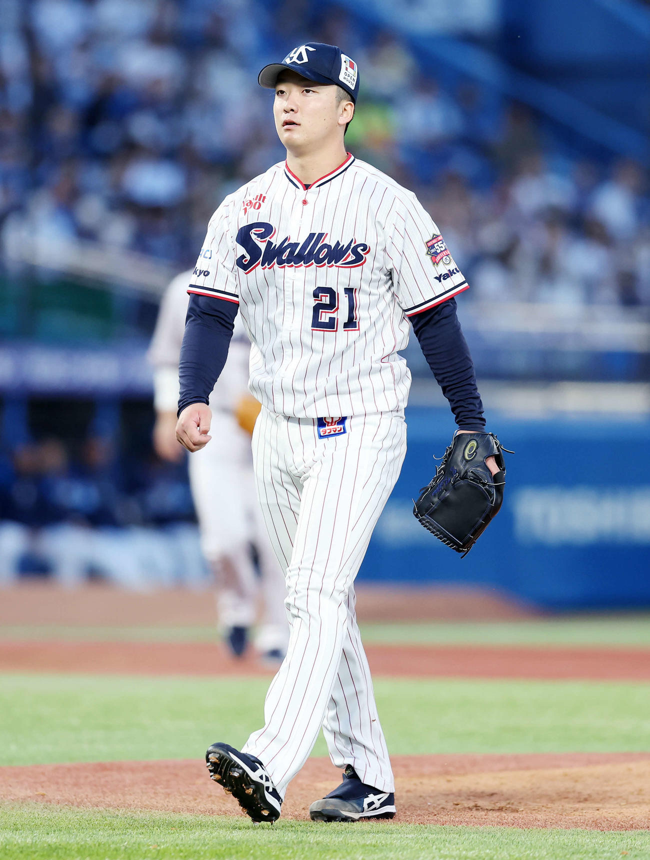 ヤクルト対西武　3回表、西武の攻撃を抑えベンチに引き揚げるヤクルト吉村（撮影・鈴木正人）