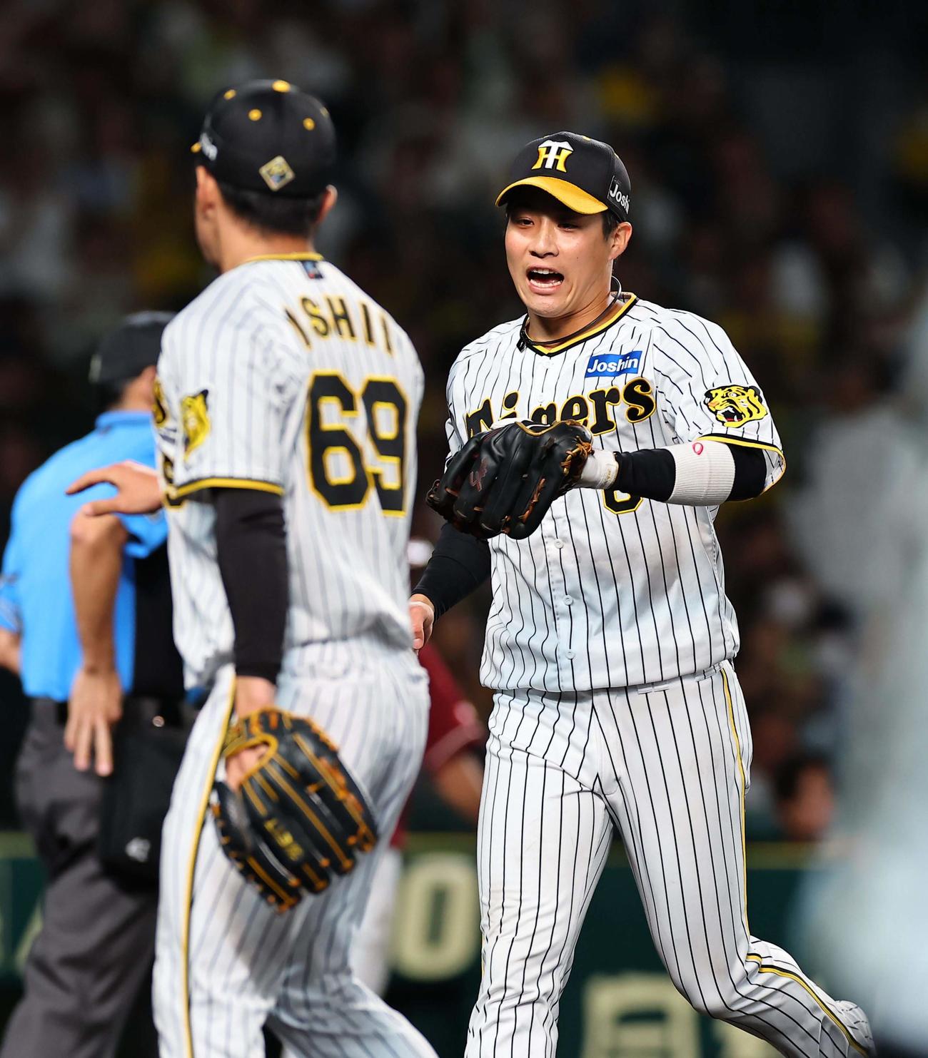 阪神対楽天　8回表楽天2死満塁、好守備を見せた木浪（右）は石井の出迎えを受ける（撮影・上田博志）