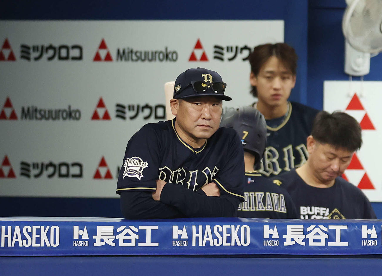 DeNA対オリックス　厳しい表情で戦況を見つめるオリックス中嶋監督（撮影・宮地輝）