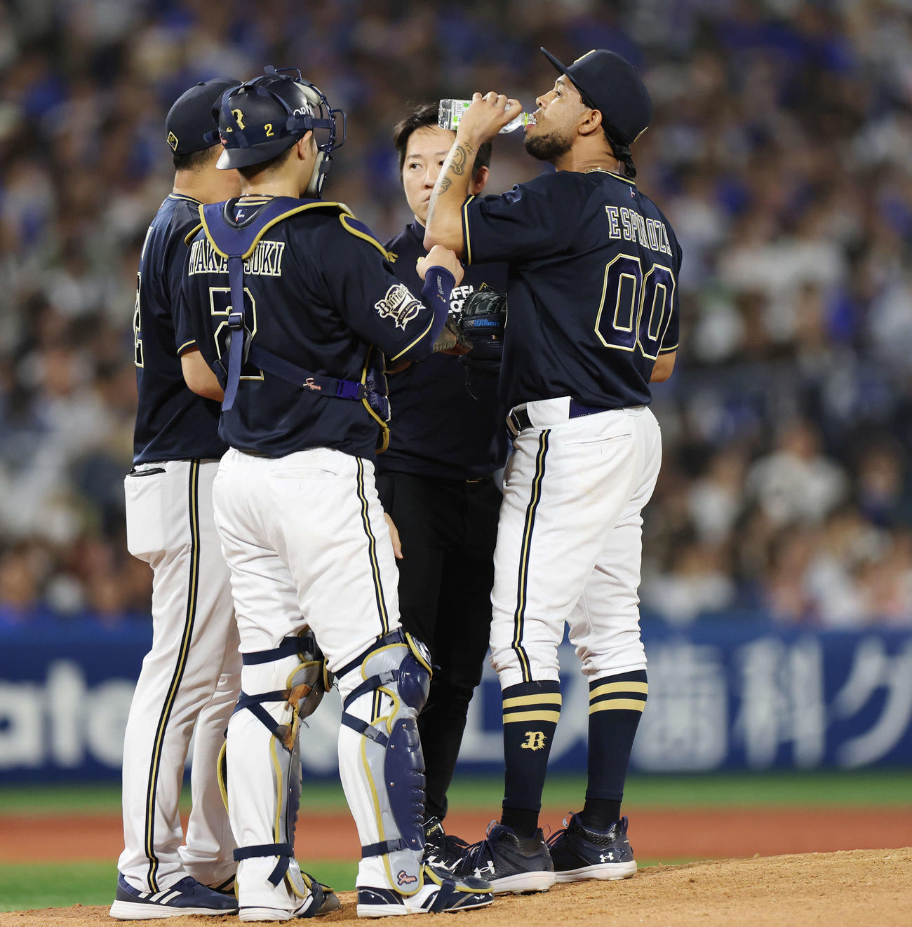 DeNA対オリックス　5回裏DeNA2死一、二塁、水分補給するエスピノーザ（右）（撮影・宮地輝）