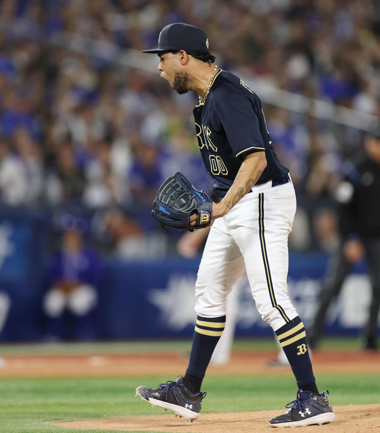 DeNA対オリックス　6回裏を無失点に抑え雄たけびを上げるオリックスのエスピノーザ（撮影・宮地輝）