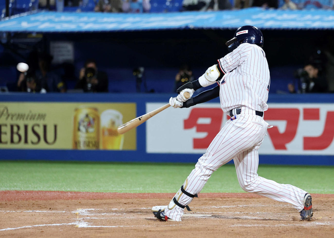 ヤクルト対西武　9回裏ヤクルト2死一、二塁、山田は右越え適時二塁打を放つ（撮影・鈴木正人）