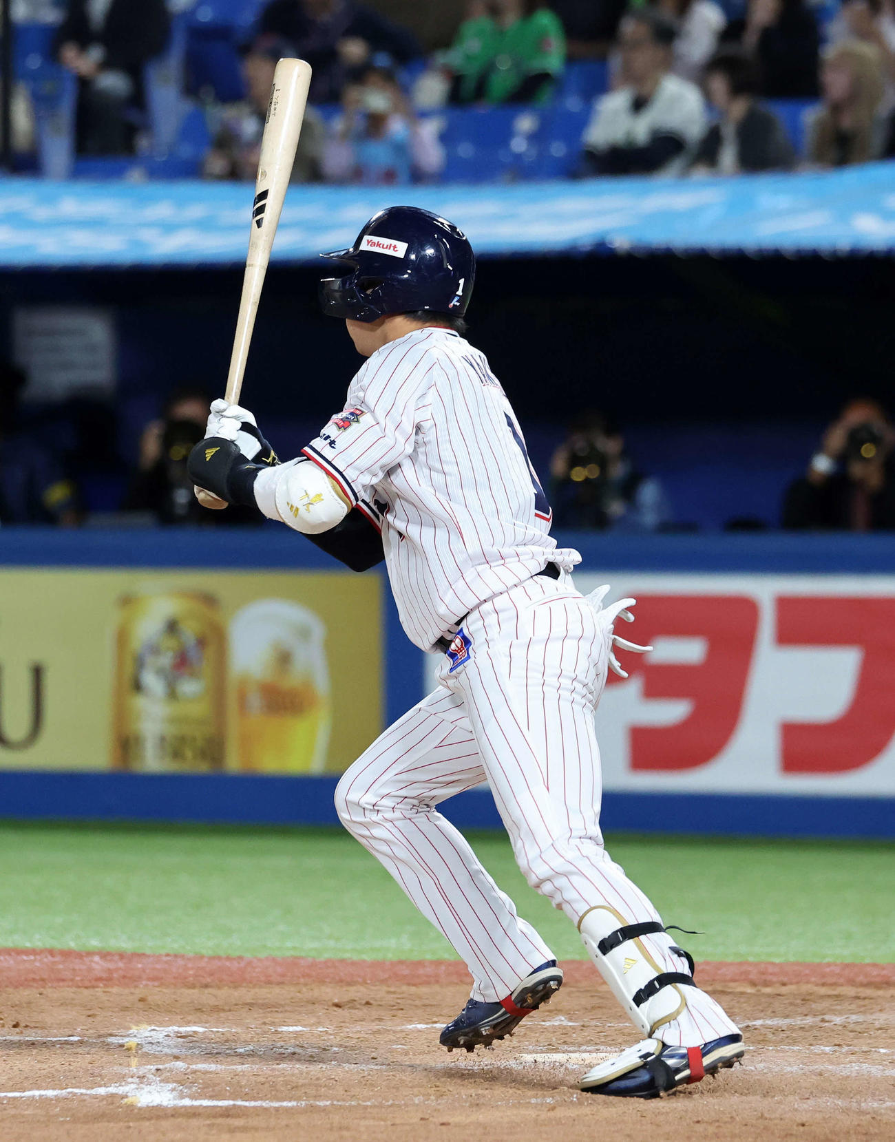 ヤクルト対西武　9回裏ヤクルト2死一、二塁、山田は右越え適時二塁打を放つ（撮影・鈴木正人）