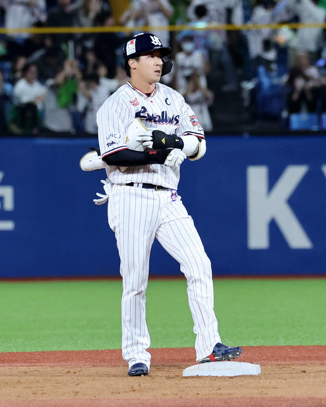 ヤクルト対西武　9回裏ヤクルト2死一、二塁、山田は右越え適時二塁打を放つ（撮影・鈴木正人）