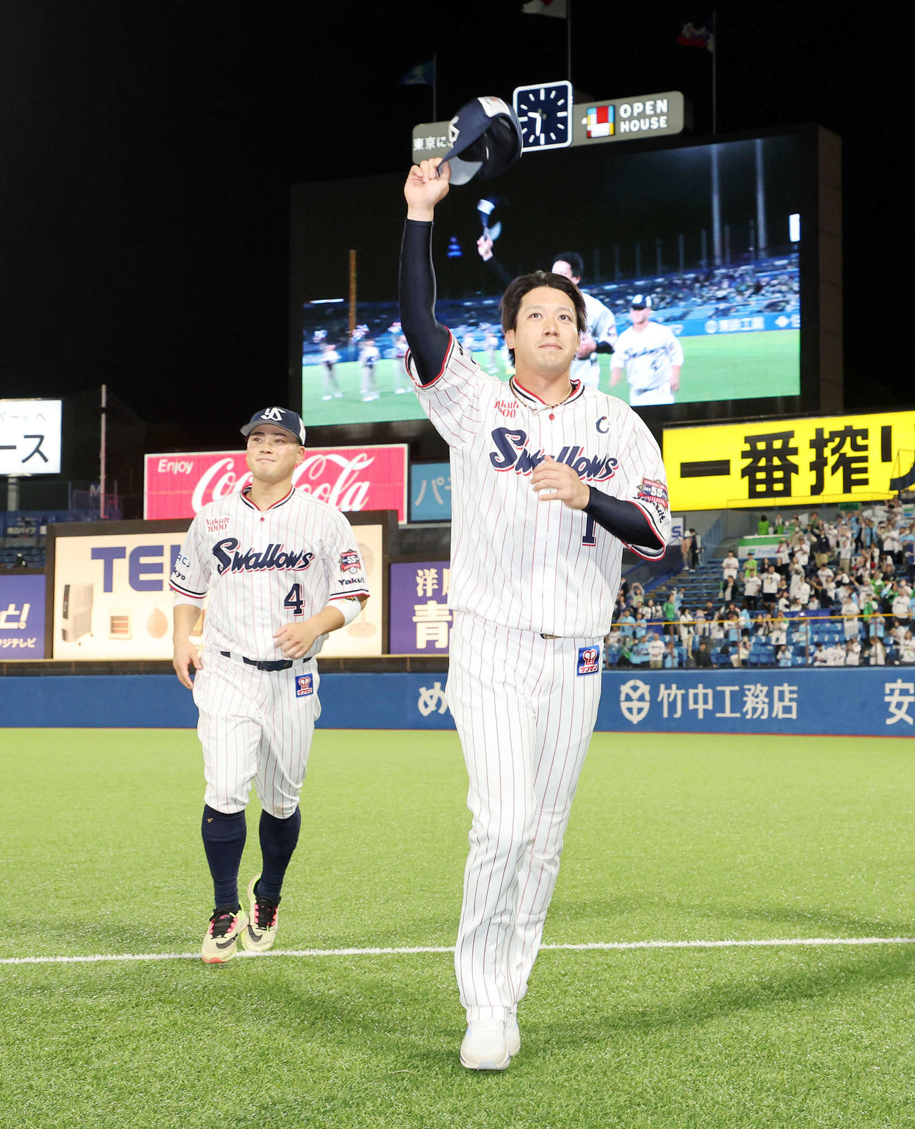 ヤクルト対西武　勝利しファンにあいさつしながら引き揚げるヤクルト山田（右）、左は丸山和（撮影・鈴木正人）