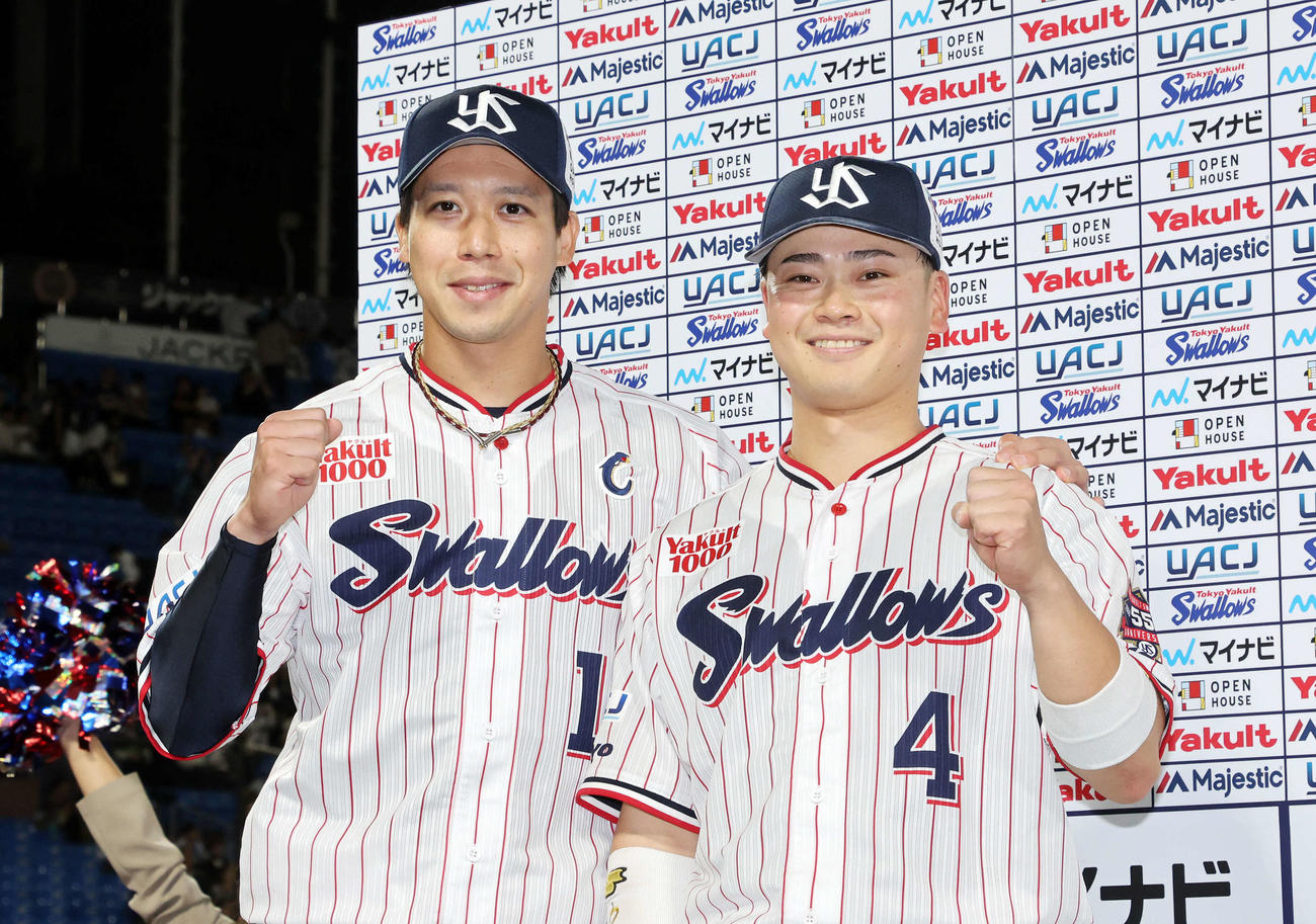 ヤクルト対西武　勝利しガッツポーズするヤクルト山田（左）と丸山和（撮影・鈴木正人）