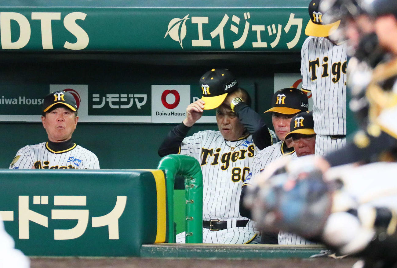 阪神対楽天　8回表、ベンチで厳しい表情の岡田監督（中央）ら（撮影・宮崎幸一）